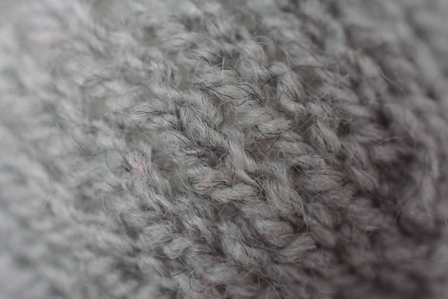Petit jouet mou tricoté avec aiguilles Lièvre gris et rouge fait à la main photo 5