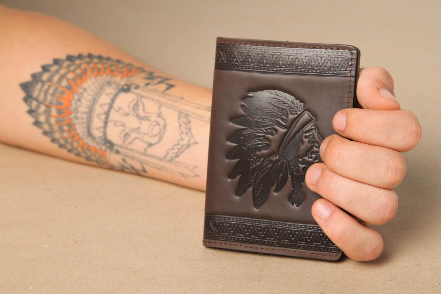 Оригинальный подарок хенд мейд коричневая обложка на паспорт кожаный аксессуар фото 1