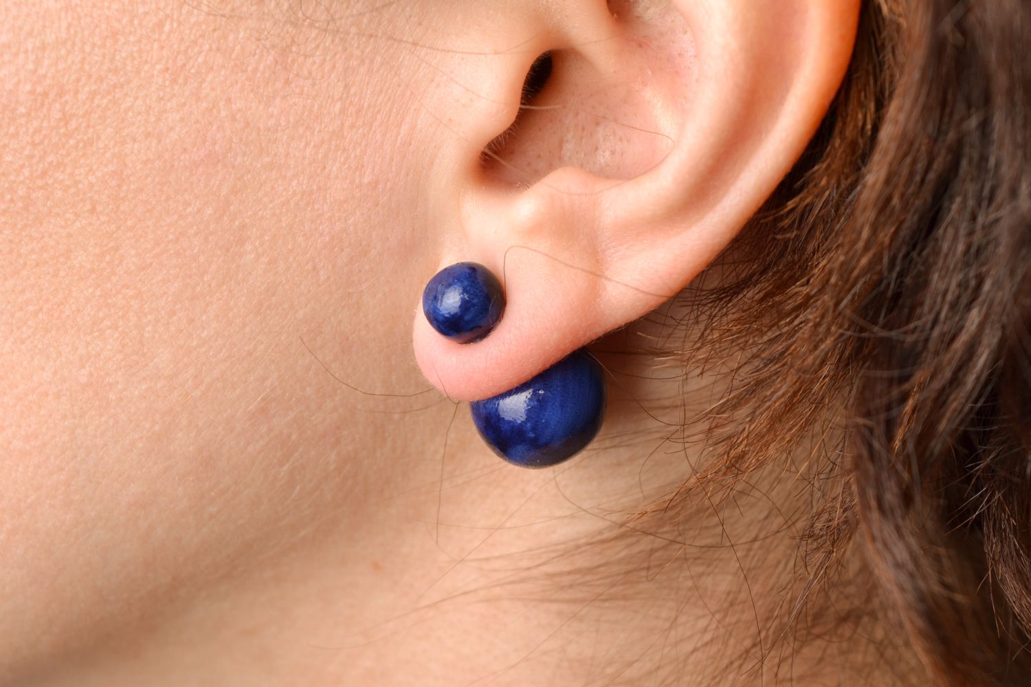 Boucles d'oreilles puces double perle bleues en pâte polymère faites main photo 2