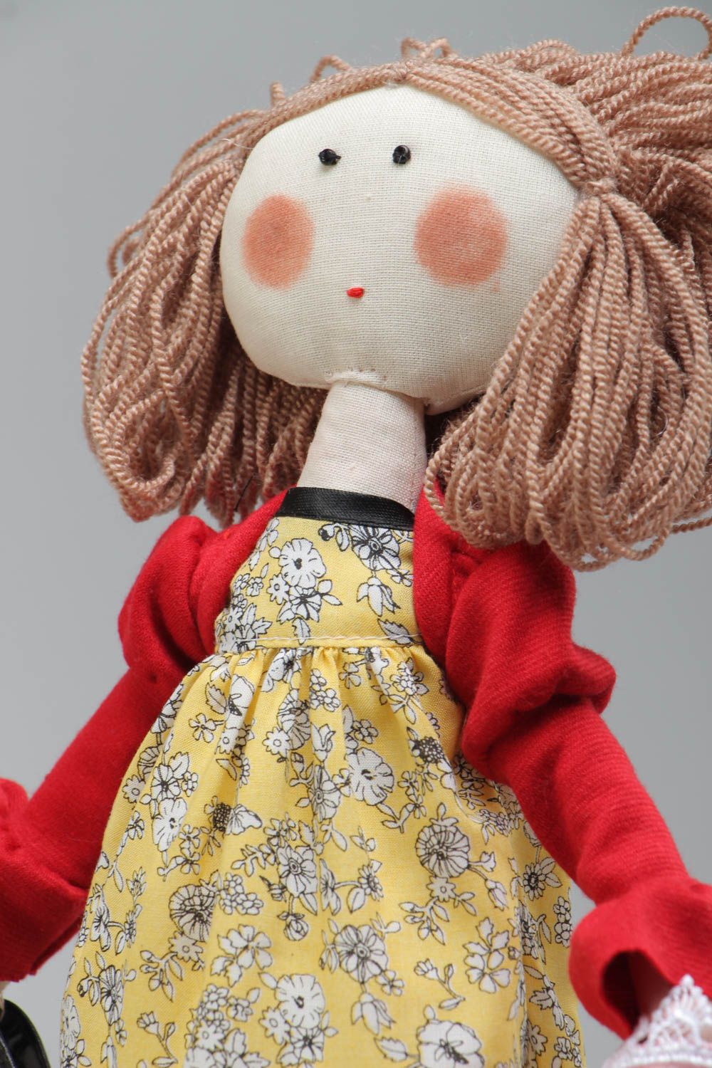 Кукла ручной работы текстильная с сумкой и зонтиком из хлопка и атласа хенд мэйд фото 3