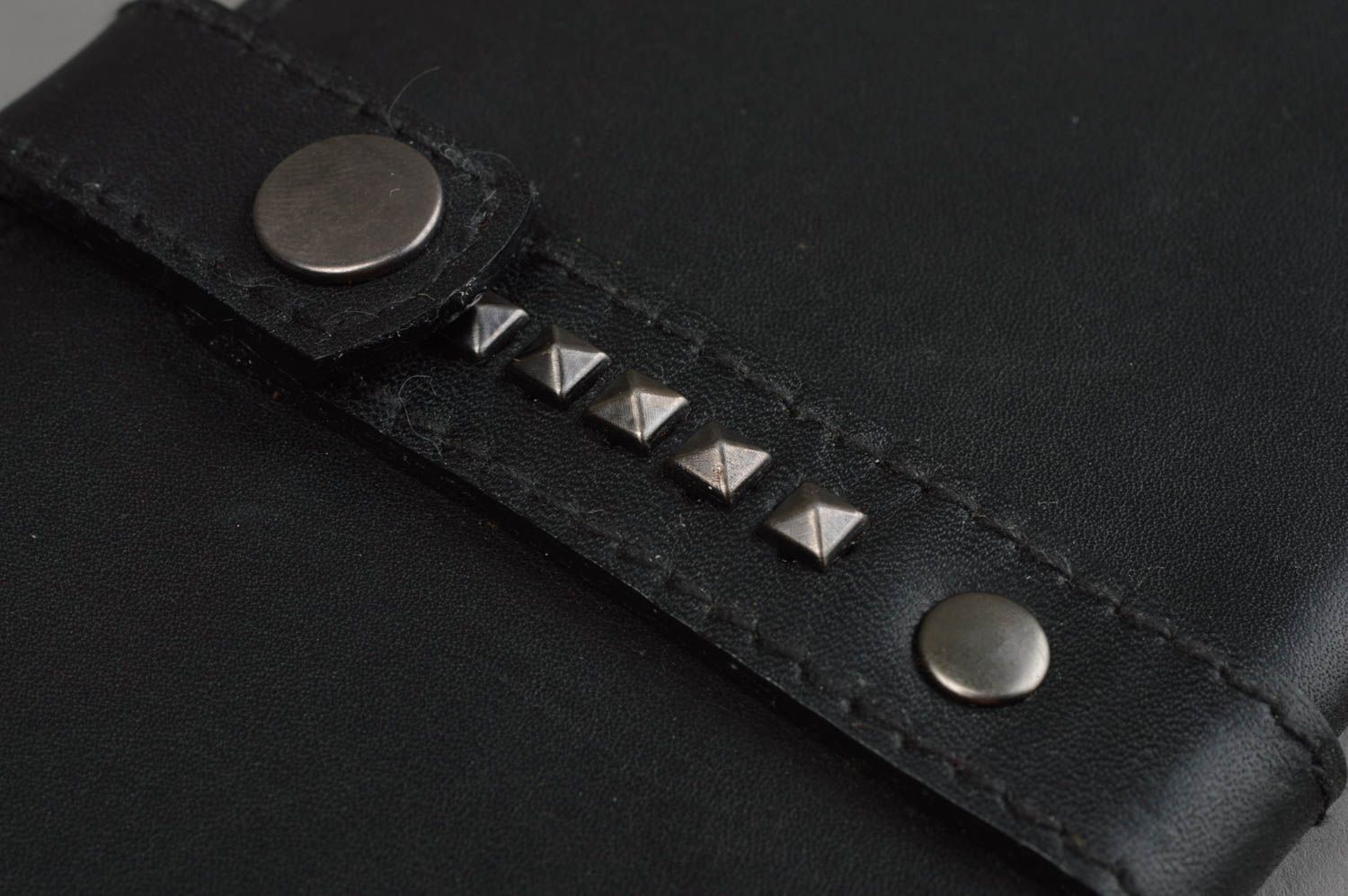 Portefeuille en cuir naturel noir fait main avec éléments métalliques élégant photo 9