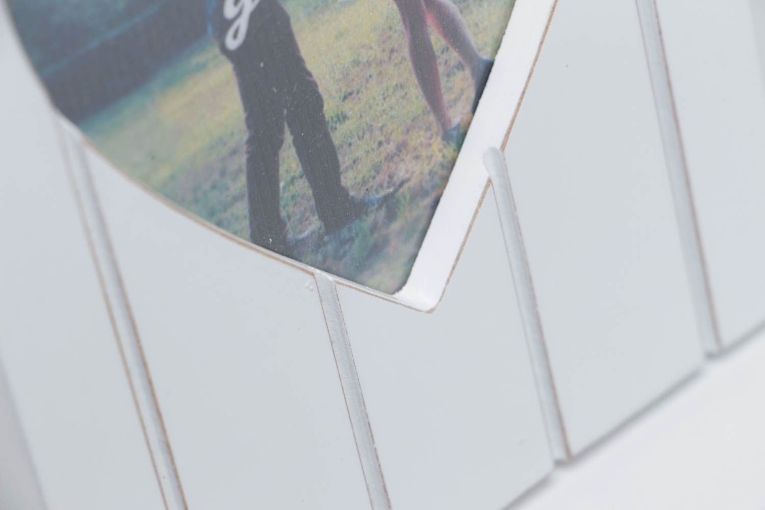 Рамка для фотографий из МДФ ручной работы настольная на белая с сердцем фото 3