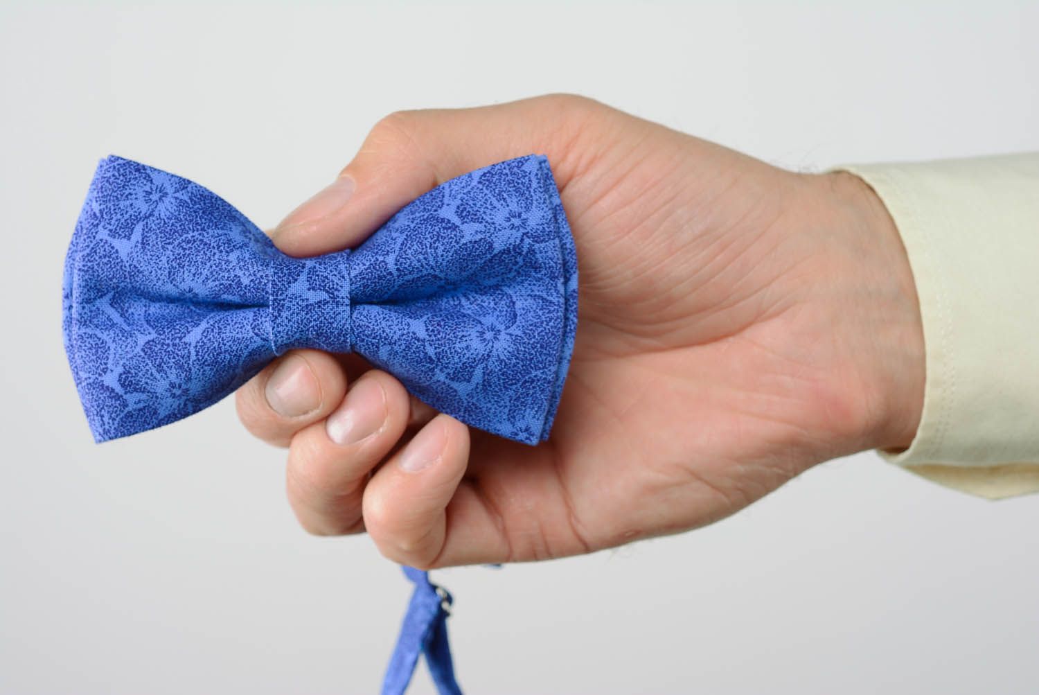 Gravata-borboleta feita à mão em cor de azul escuro  foto 5