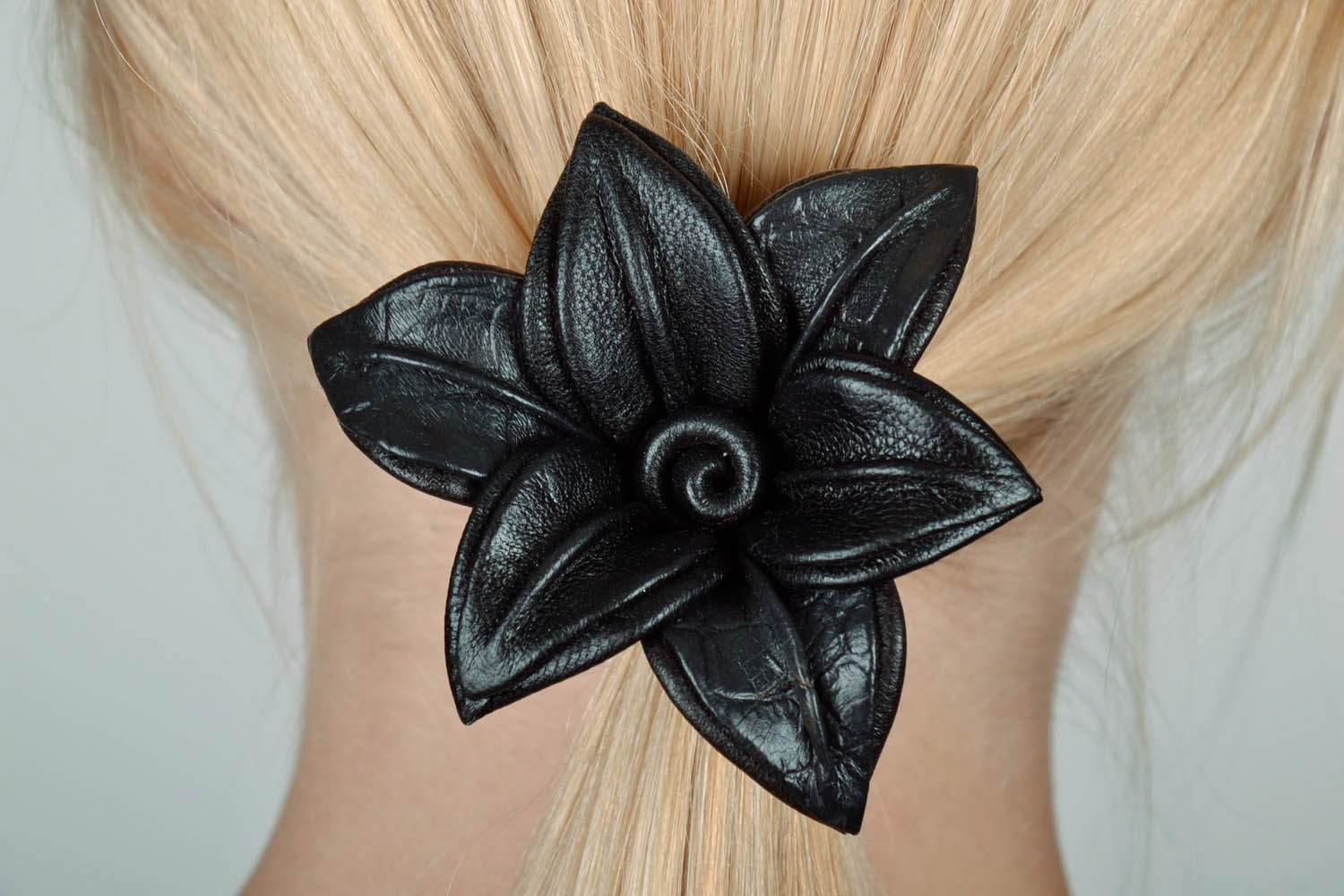 Резинка для волос из натуральной кожи Черная лилия фото 5