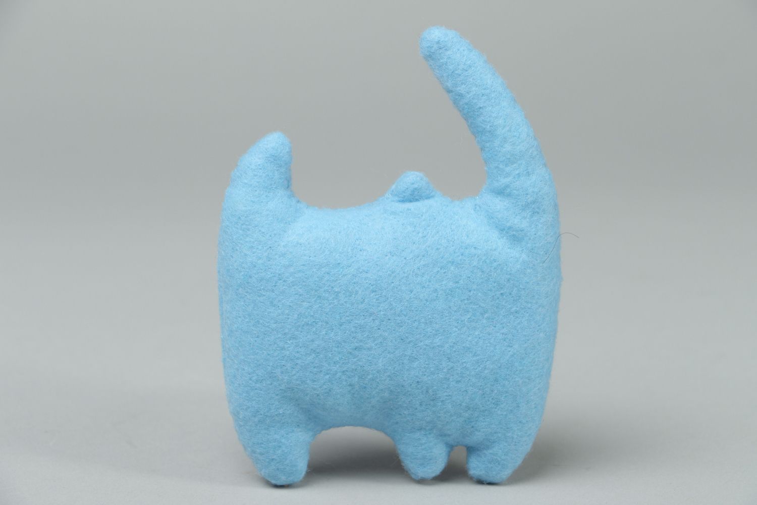 Мягкая игрушка из флиса в виде голубого кота  фото 2