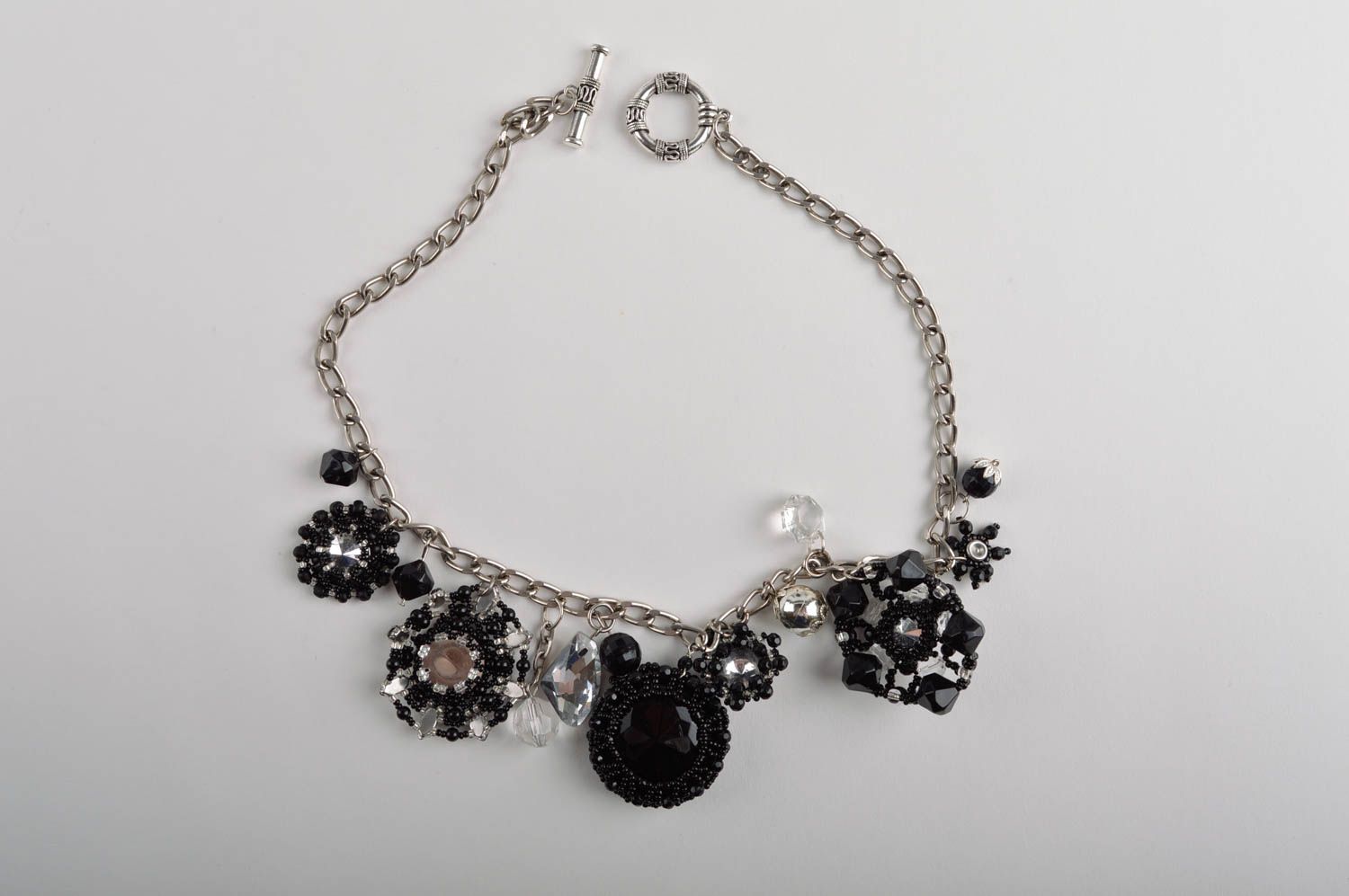 Gros collier Bijou fait main noir avec breloques perles de rocaille Cadeau femme photo 5