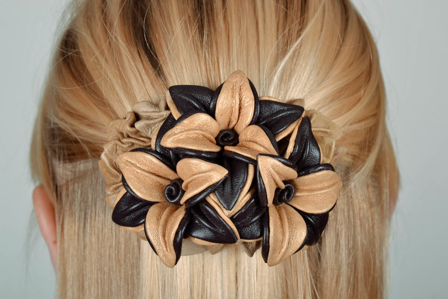 Barrette à cheveux avec fleurs en cuir naturel photo 5