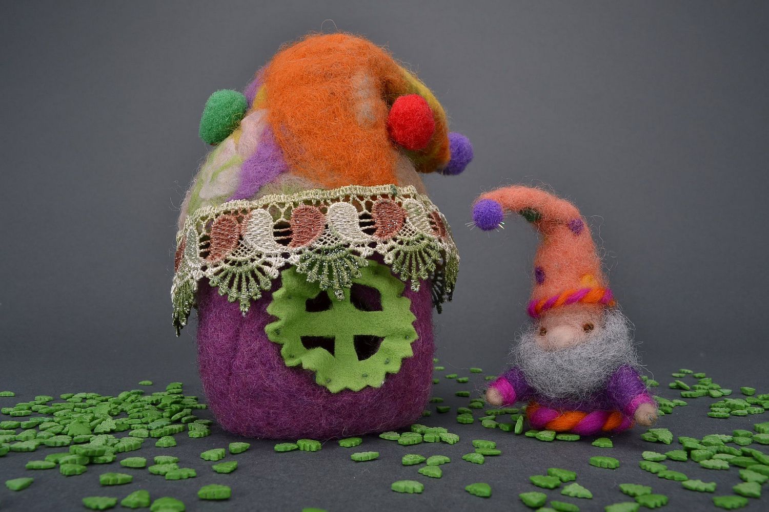 Jouet mou Gnome avec maison fait main en laine photo 5