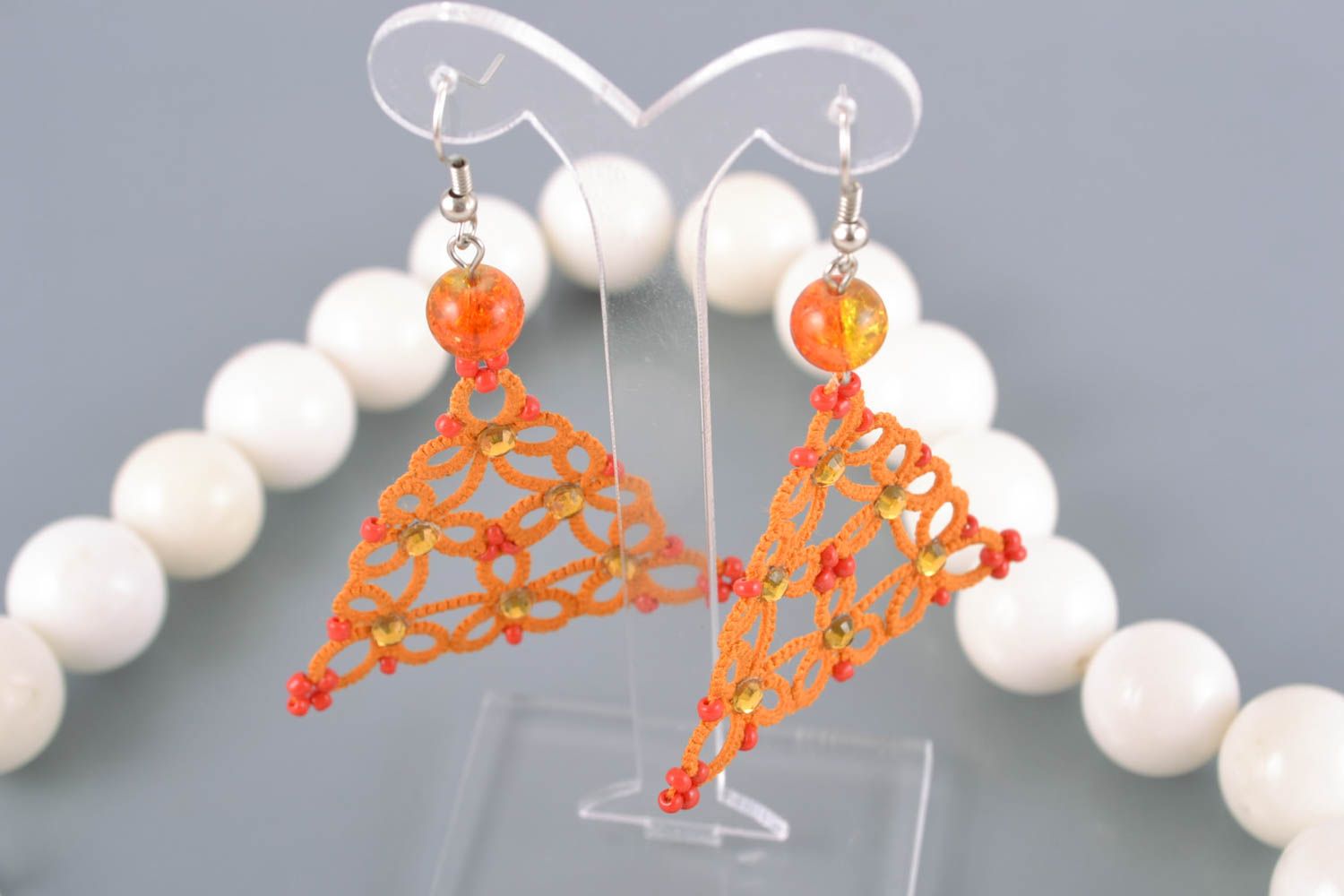 Boucles d'oreilles en dentelles frivolité triangulaires orange faites main photo 1