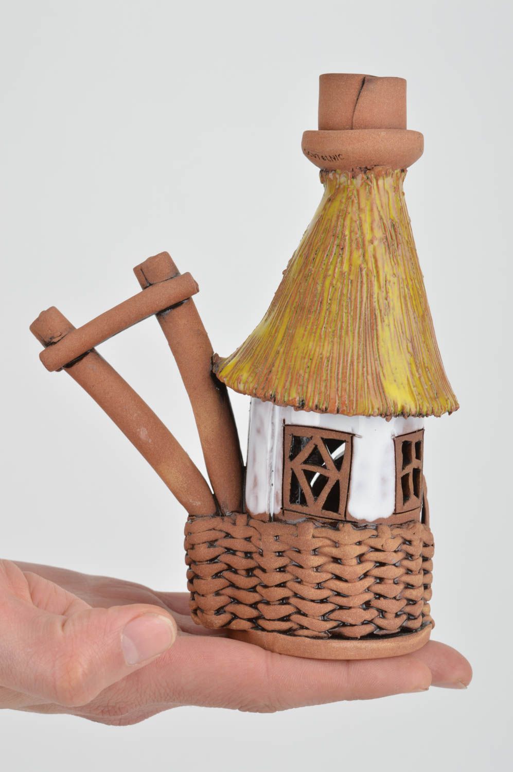 Глиняный подсвечник ручной работы для одной свечи в виде домика для интерьера фото 3