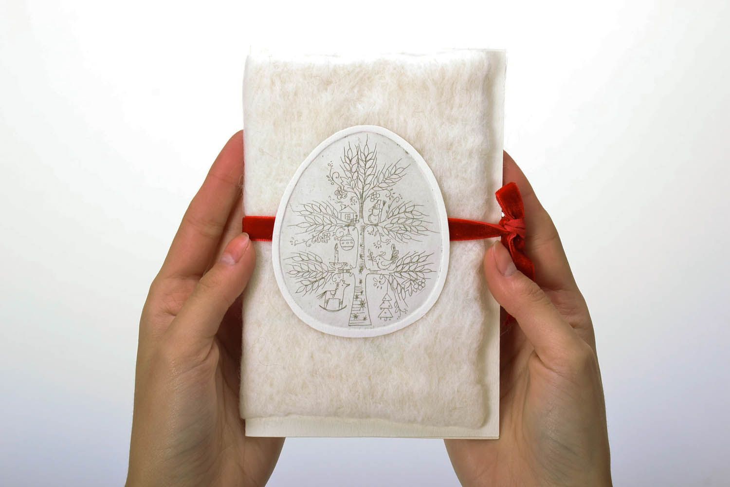 Cartão de Natal handmade feito de papelão de desenho e decorado na técnica de feltragem de lã foto 5