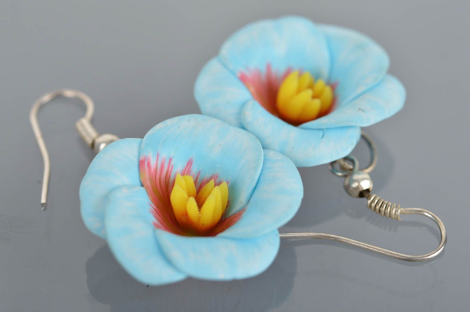 Feine hellblaue einfarbige handgemachte Ohrringe aus Polymerton mit Blumen foto 4