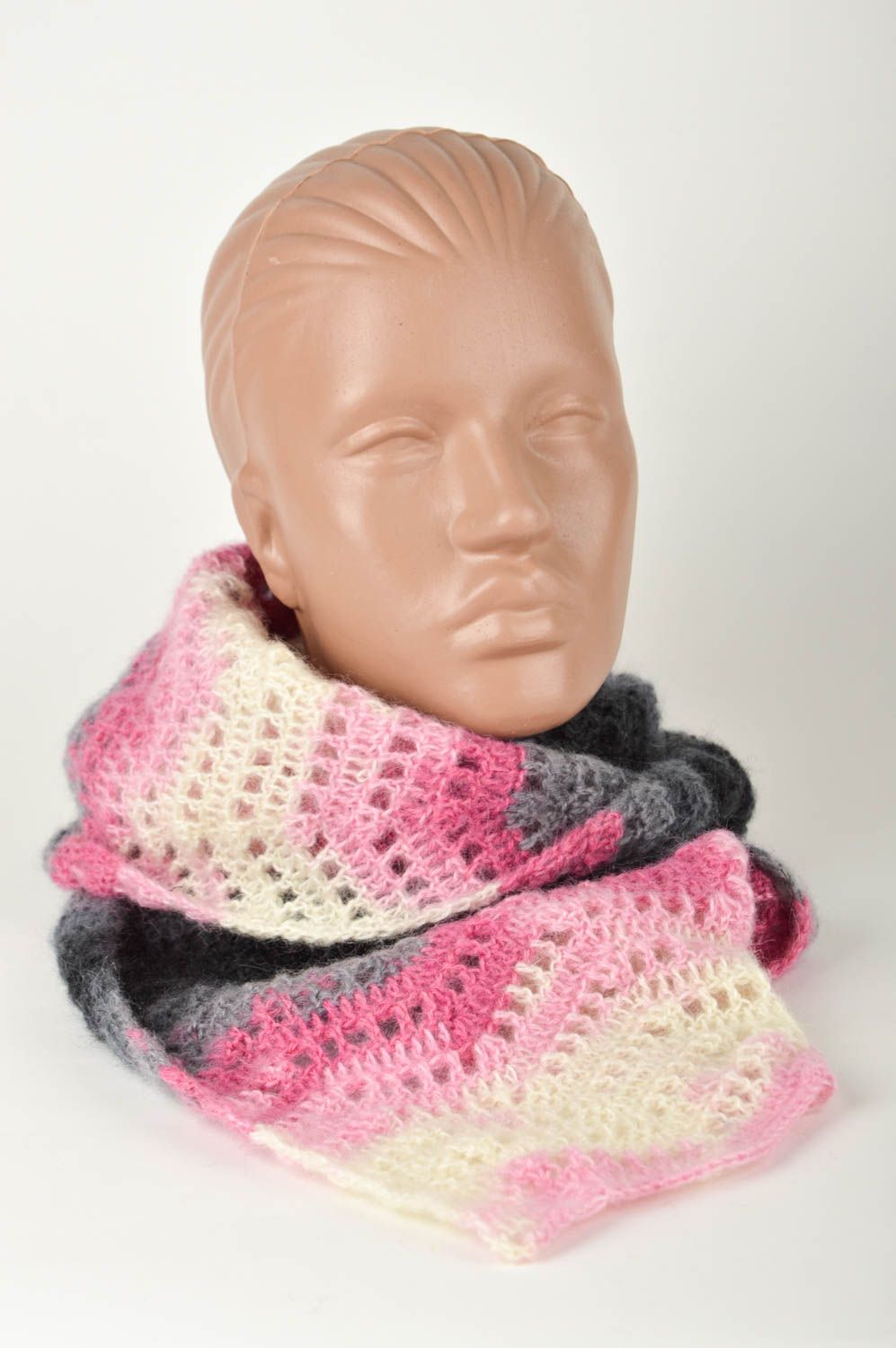 Шарф ручной работы шерстяной шарф крючком серо-розовый узорный женский шарф фото 1