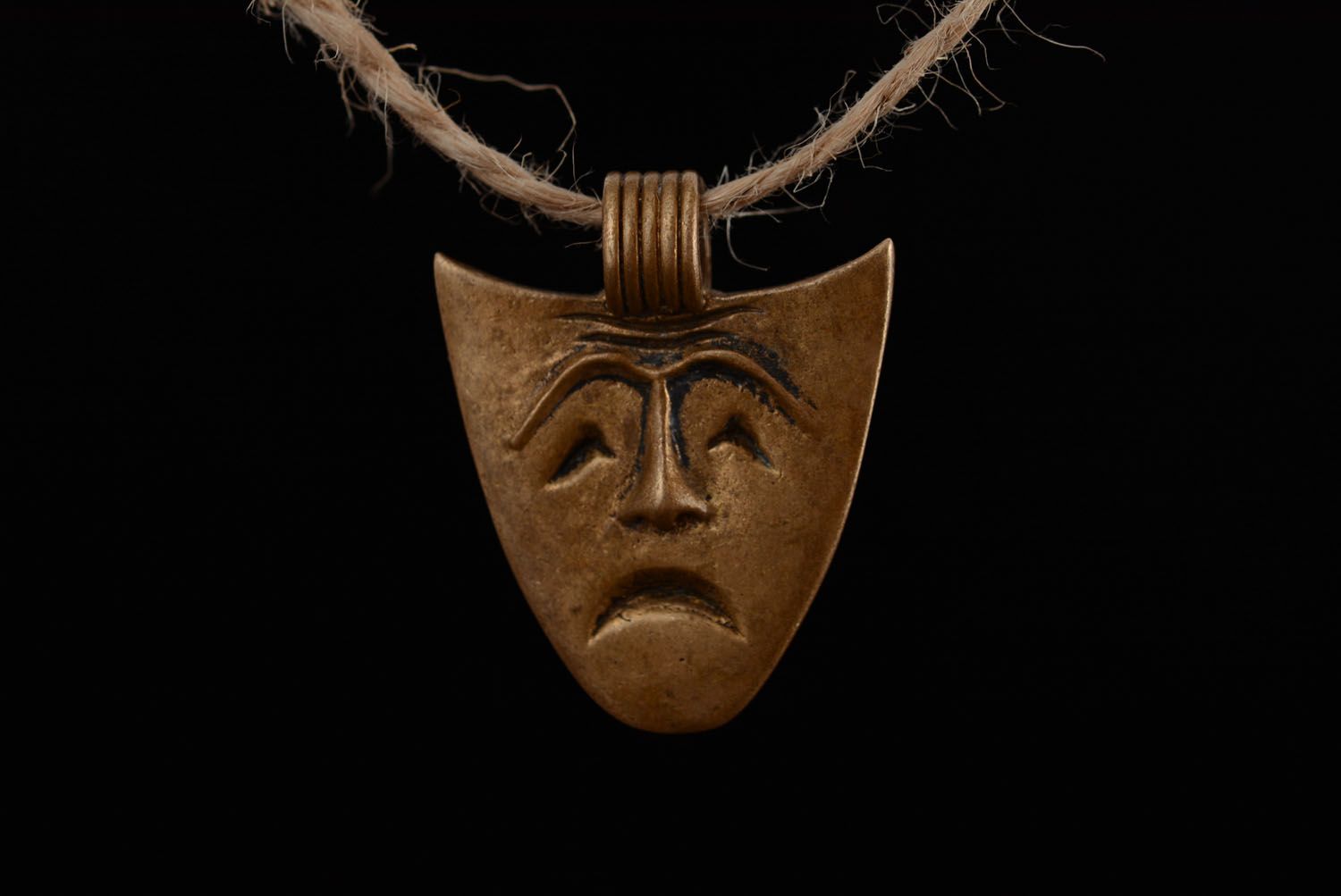 Pendentif masque en bronze fait main photo 3