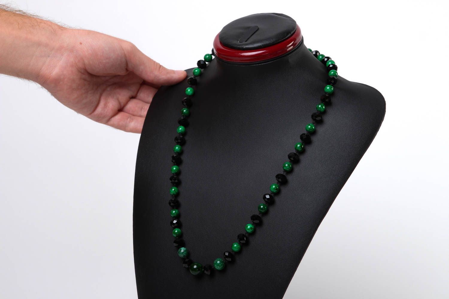 Колье ручной работы черное с зеленым ожерелье из натуральных камней модное колье фото 5