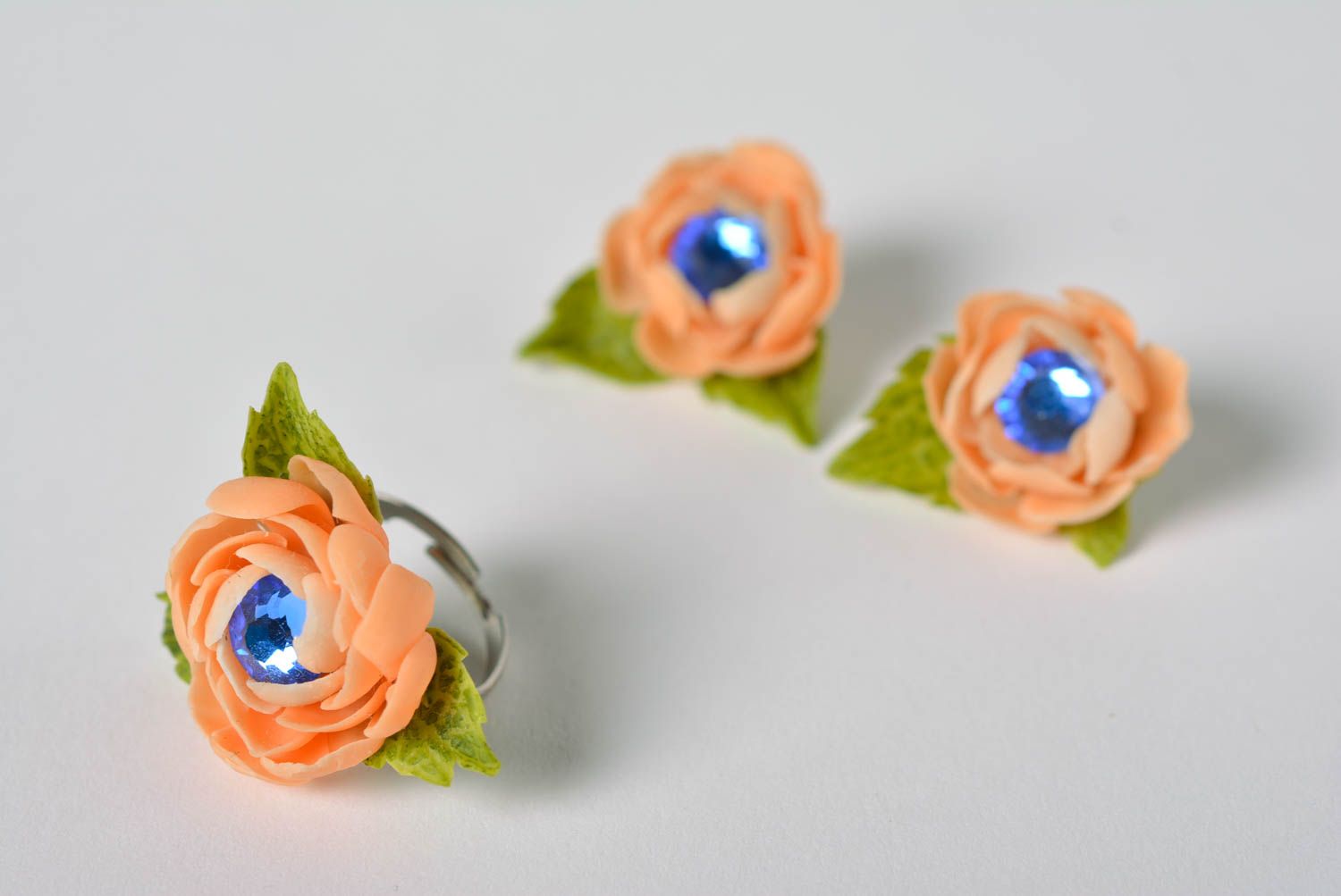 Conjunto de bisutería con flores de arcilla polimérica pendientes y anillo  foto 1