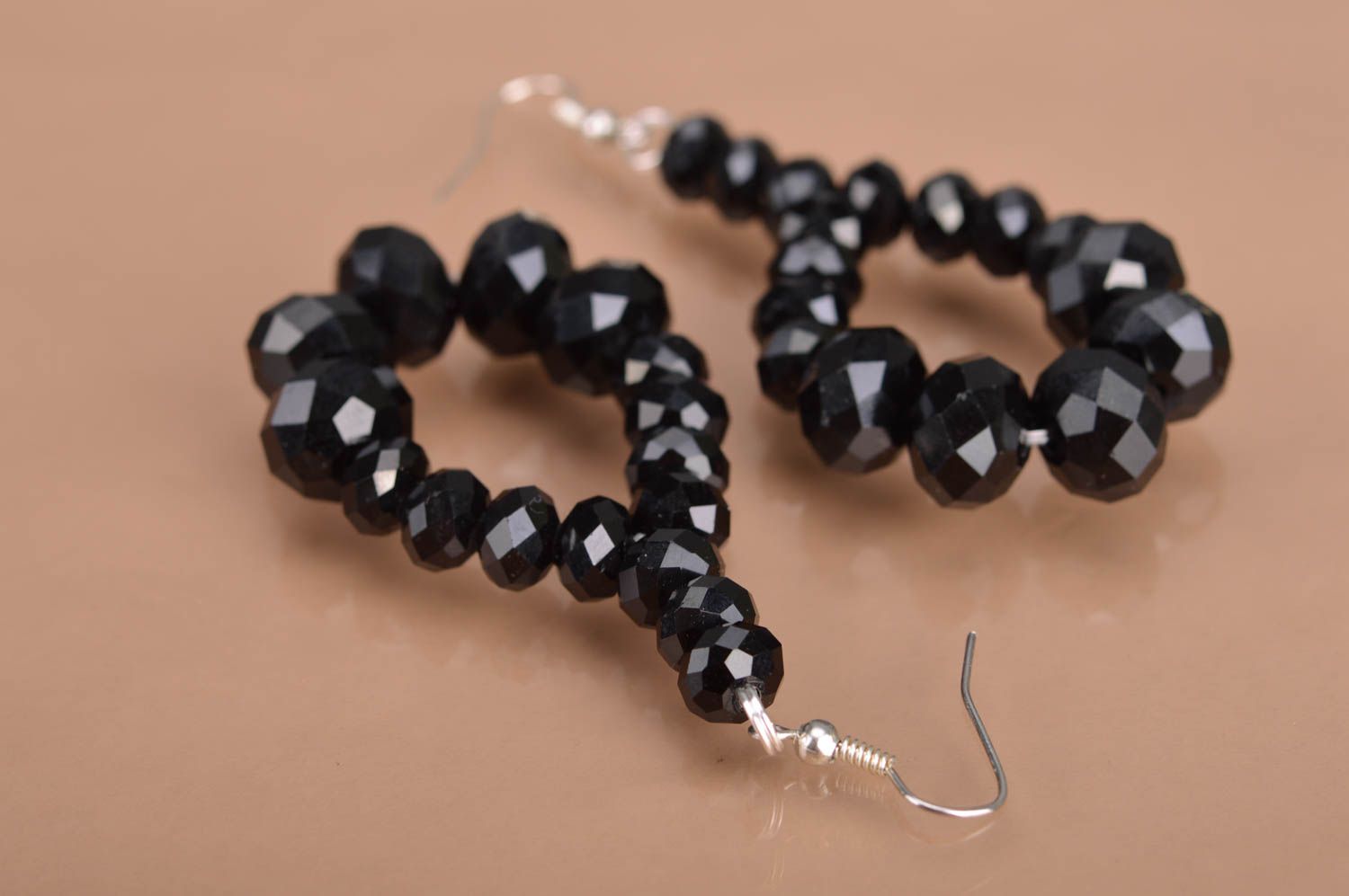 Boucles d'oreilles noires perles de cristal à facettes pendantes faites main photo 5