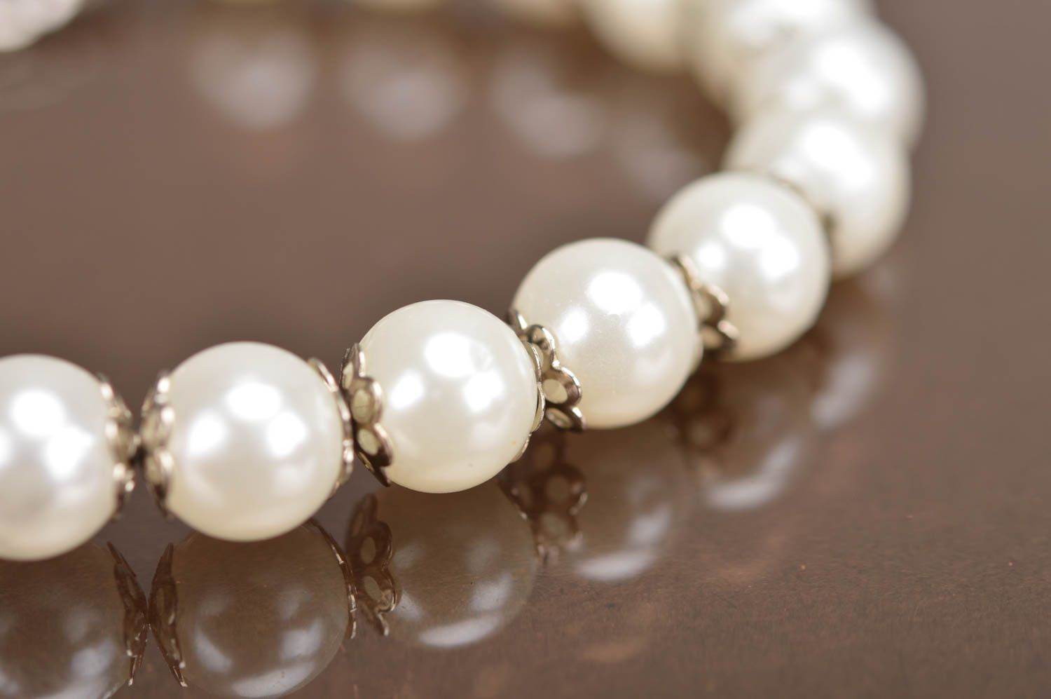 Feines elegantes feines weißes handgemachtes Armband aus Perlen und Glasperlen foto 4