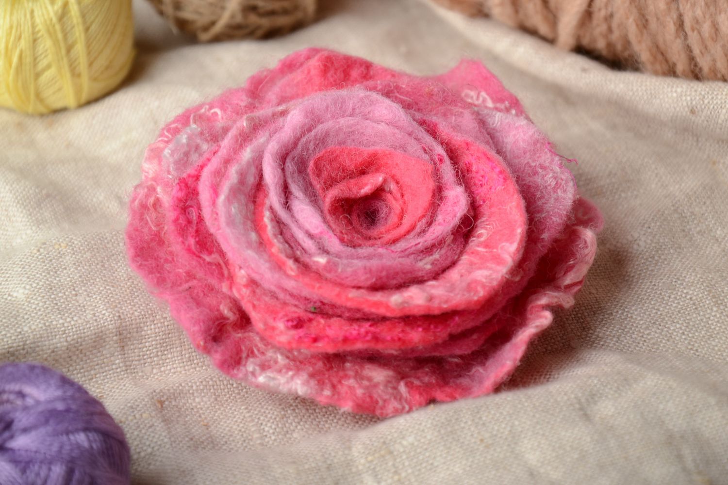 Broche de flor de fieltro de lana rosado foto 1