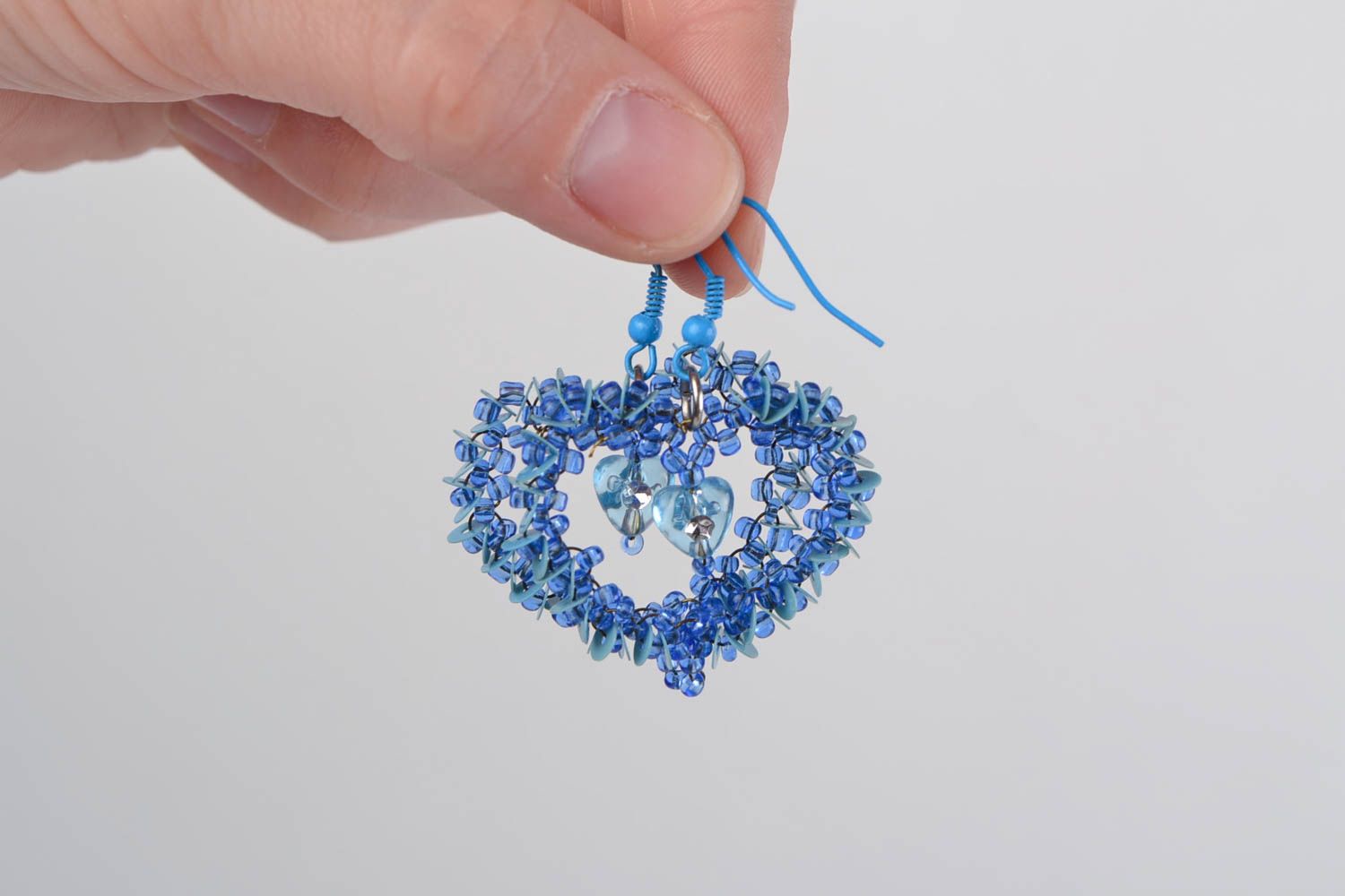 Серьги из бисера в виде сердечек синие небольшого размера аксессуары ручной работы фото 2