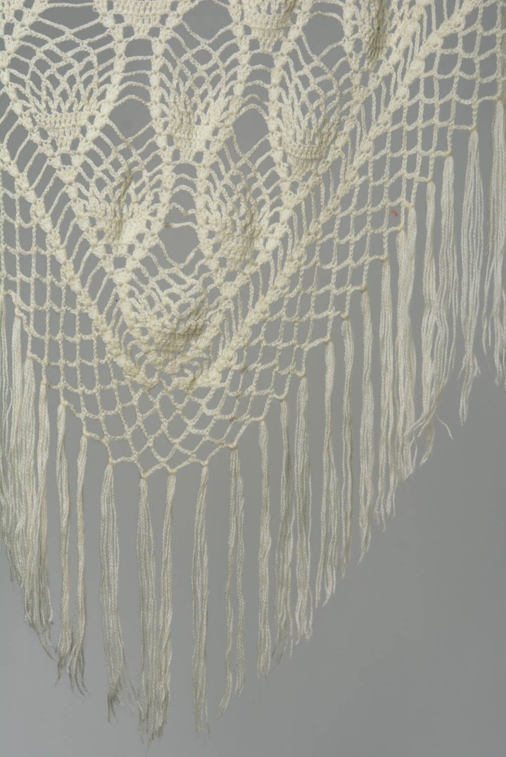 Вязаная шаль из шерсти спицами ручной работы белая ажурная красивая теплая фото 3