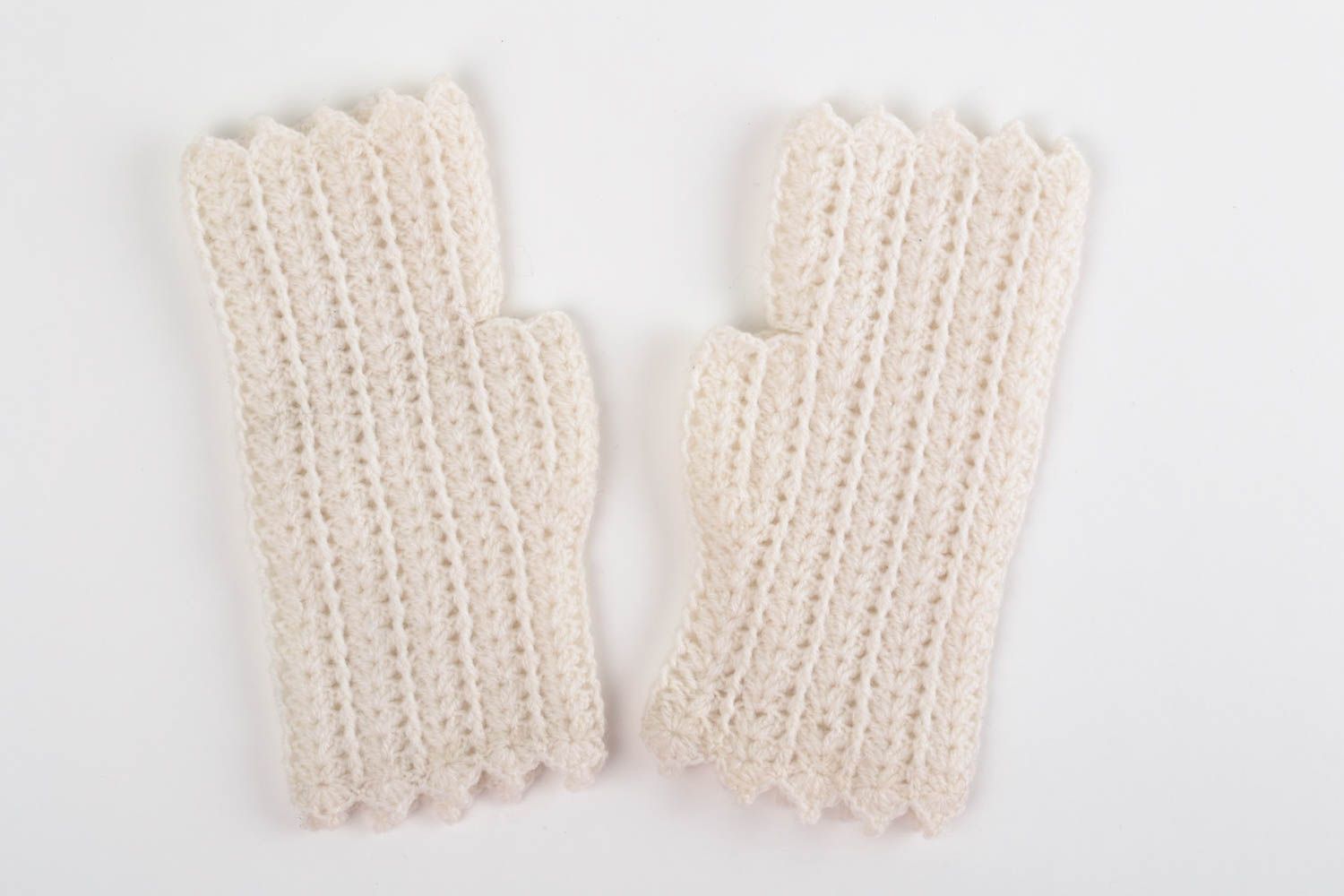 Mitaines tricotées Gants sans doigts fait main blanches Vêtement femme photo 5