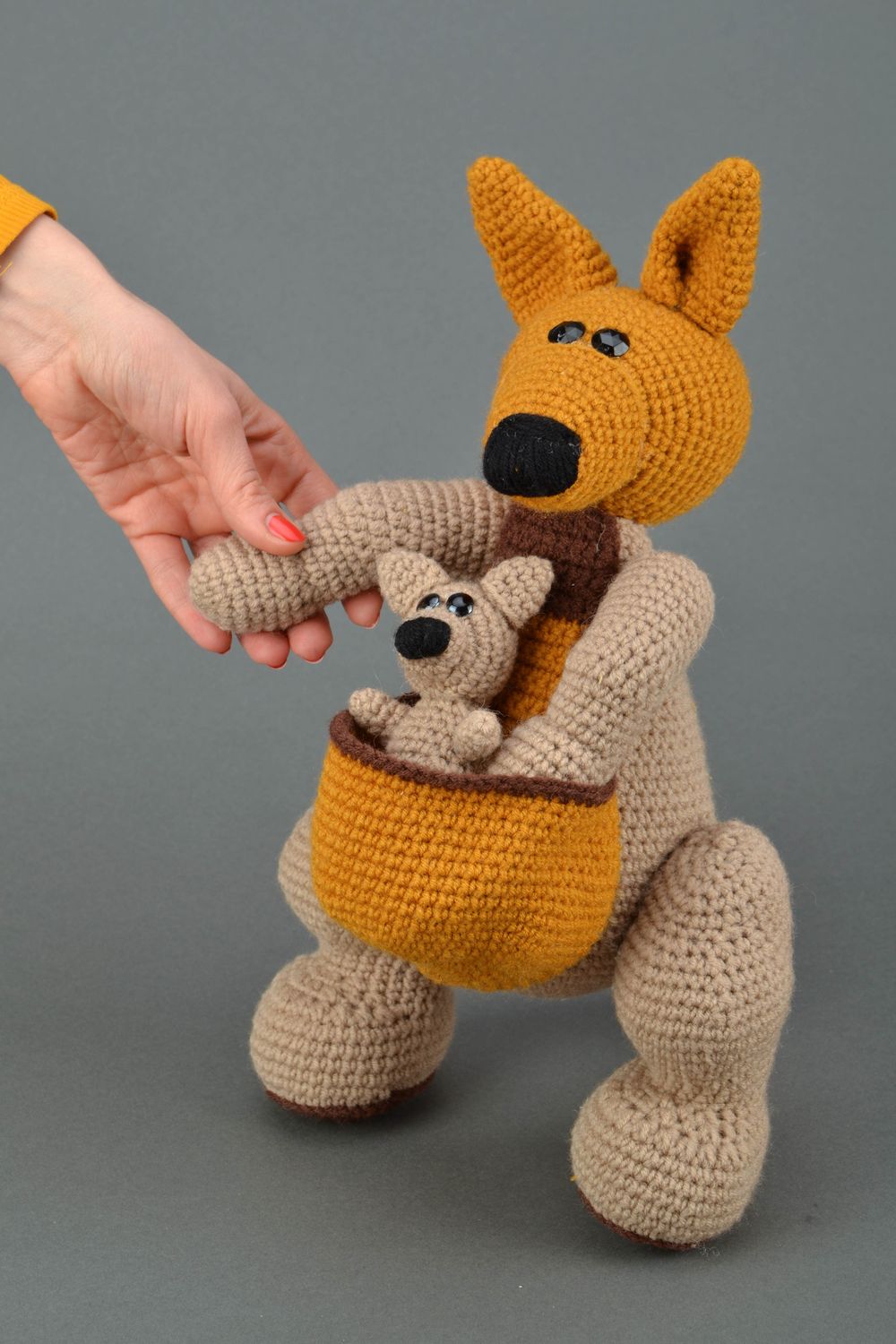 Peluche tricotée au crochet Kangourou avec bébé photo 2