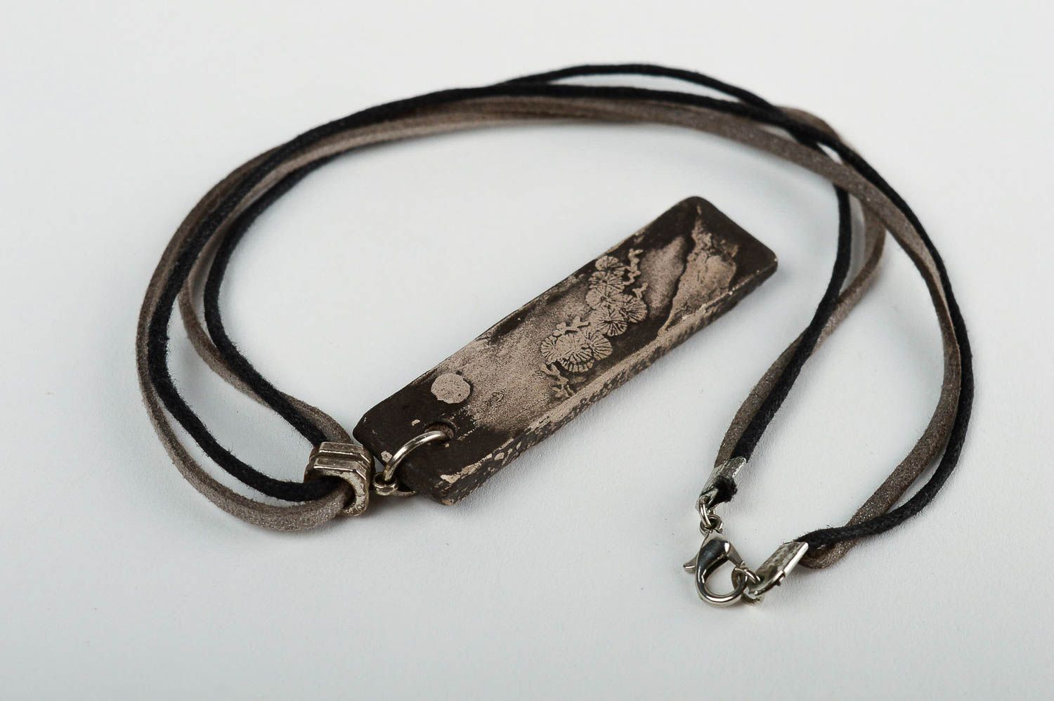 Керамическое украшение кулон ручной работы с росписью подвеска на шею на шнуре фото 2