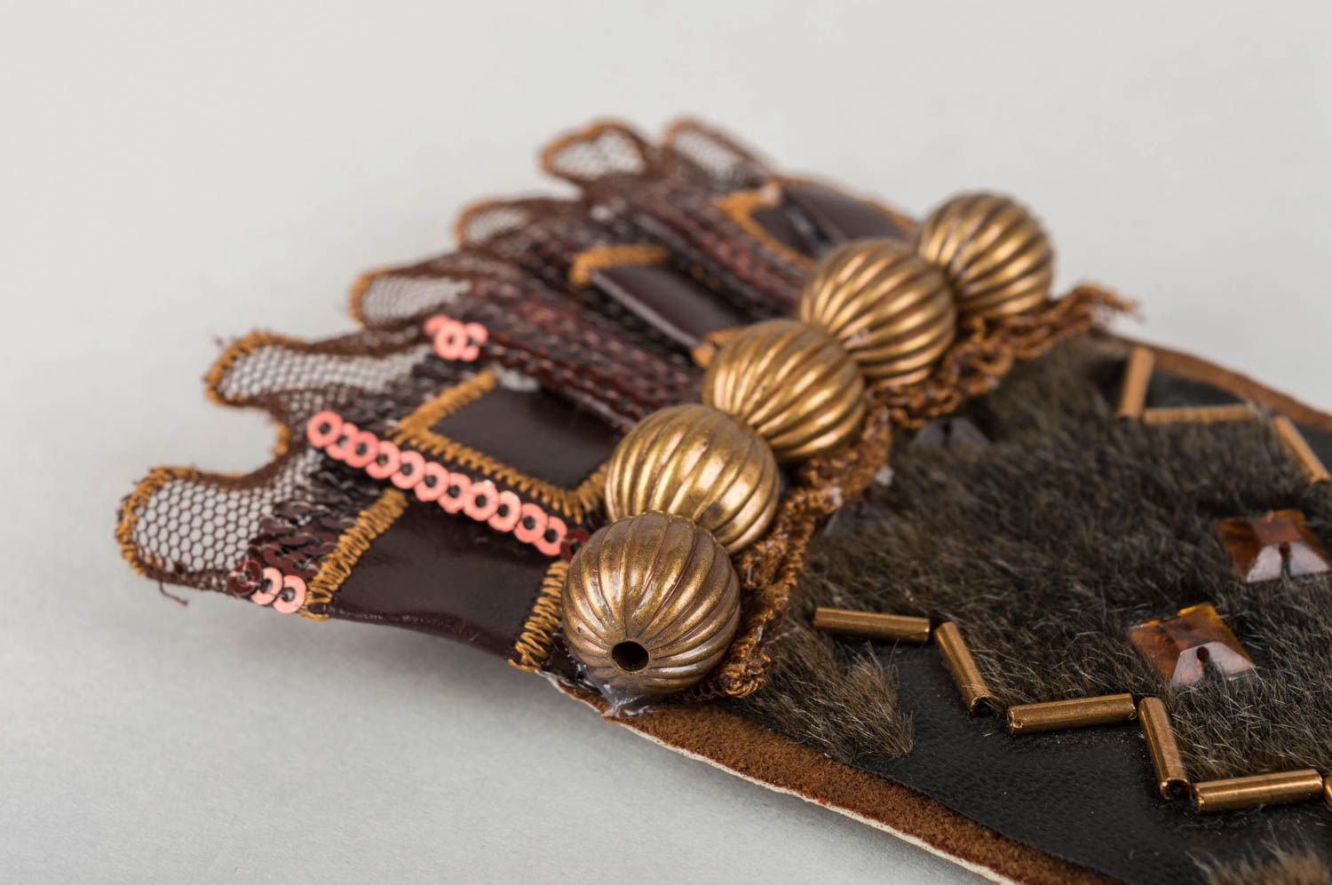 Broche en cuir perles de rocaille paillettes et laiton faite main originale photo 5