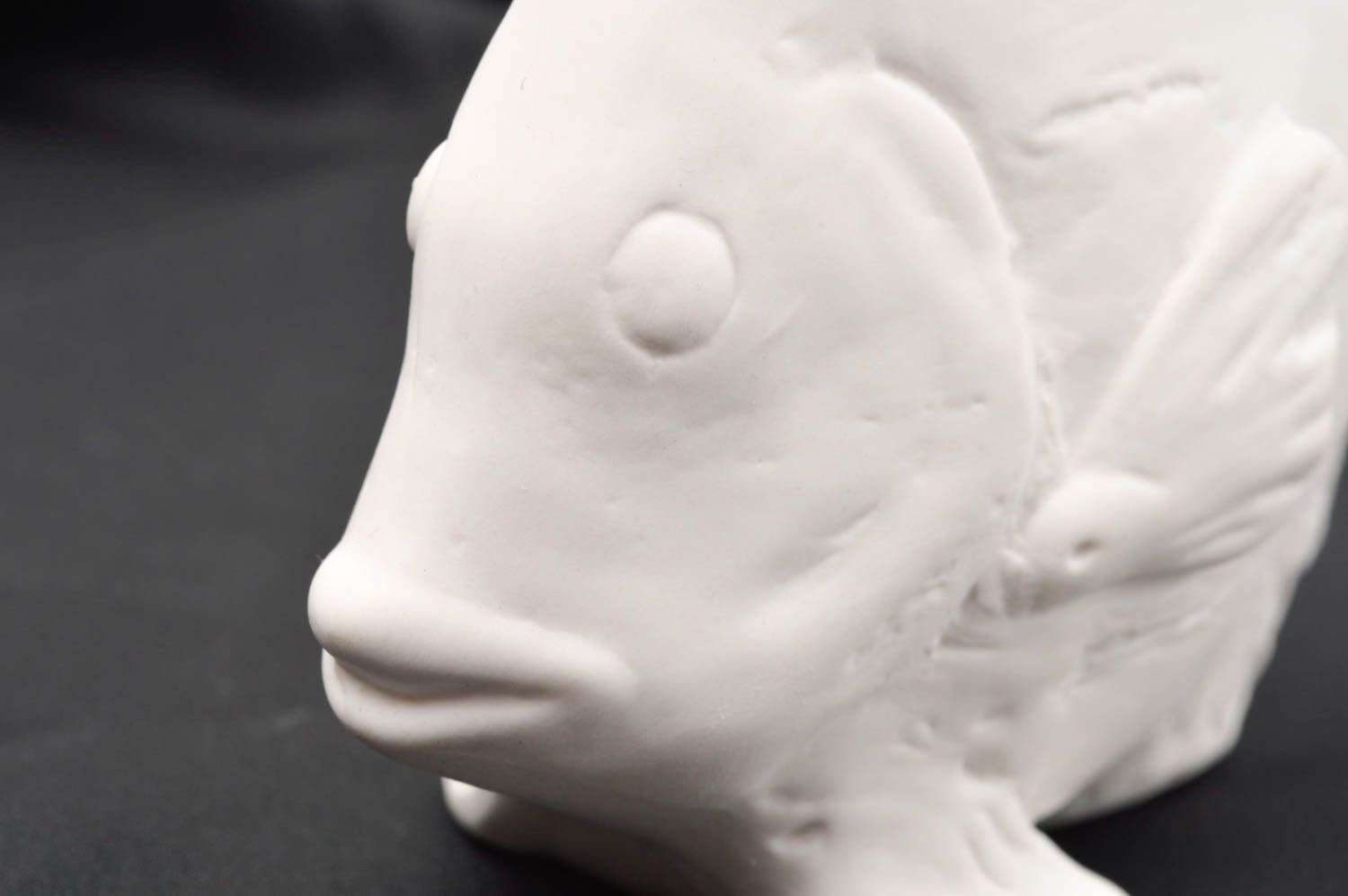 Figura de pez blanca figura hecha a mano de yeso elemento decorativo para casa
 foto 4
