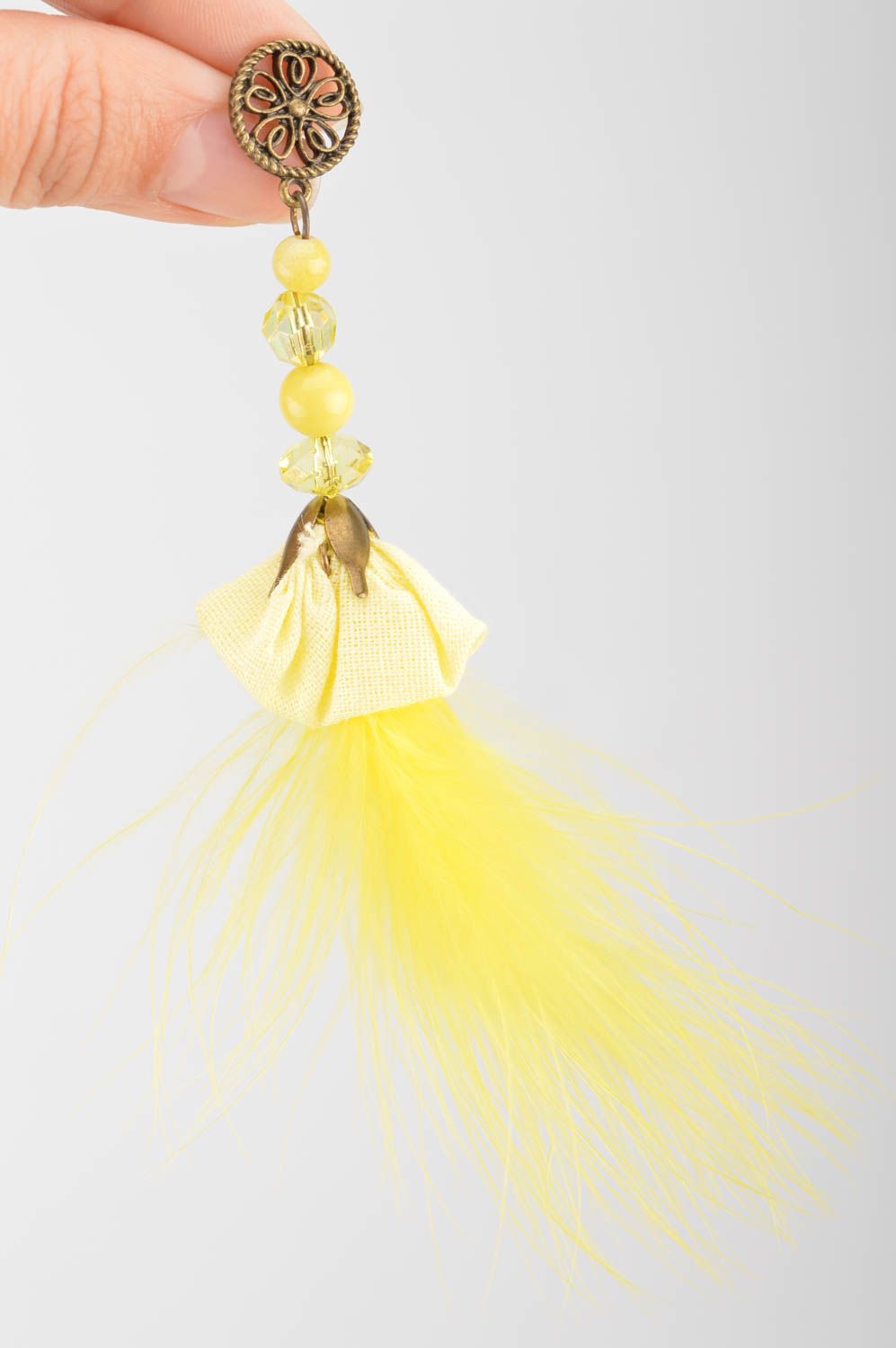 Originelle bunte lange Ohrringe mit gelben Federn handgemacht im Boho Stil foto 3