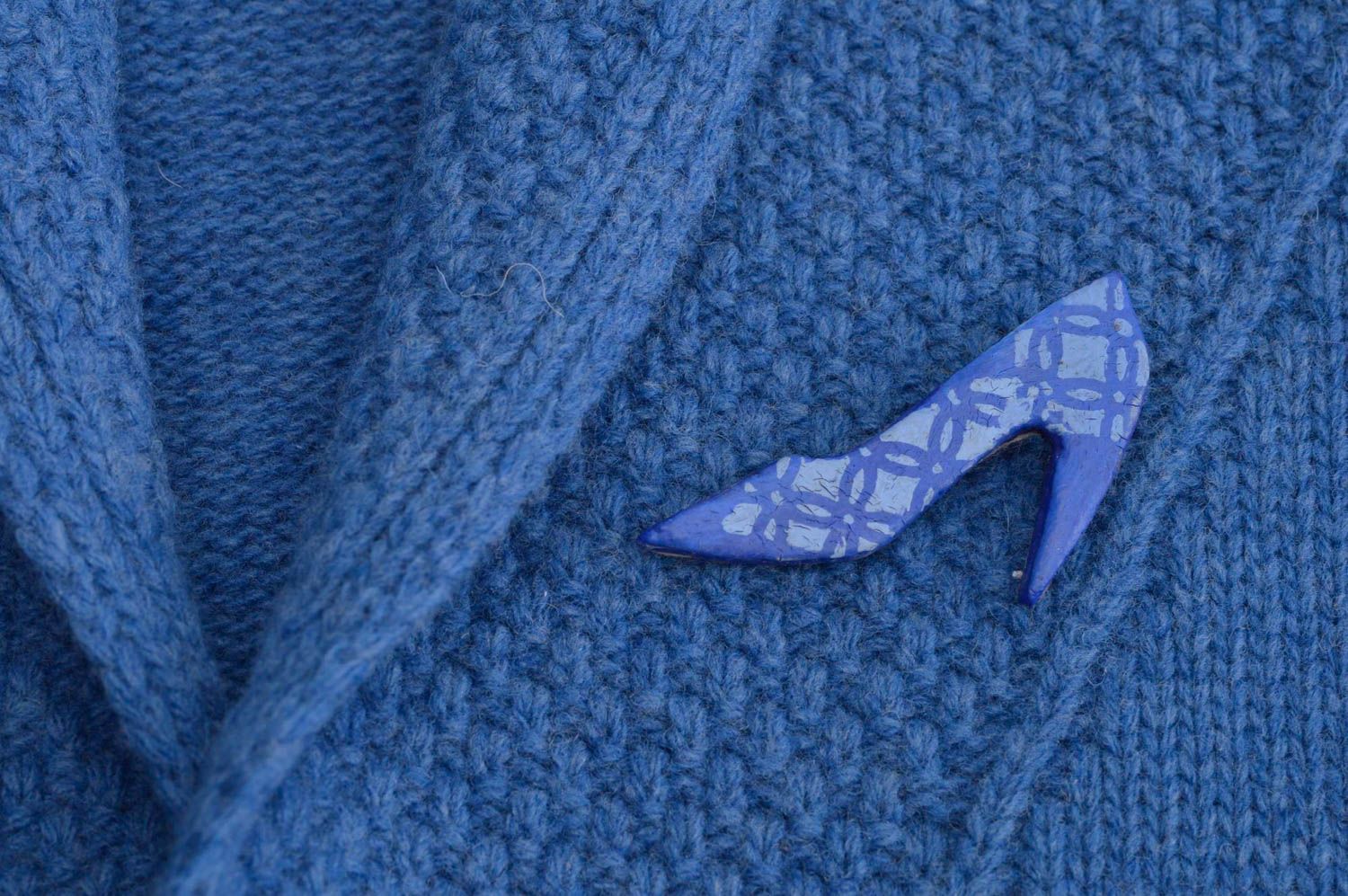 Broche chaussure bleue Bijou fait main en porcelaine froide Accessoire femme photo 1
