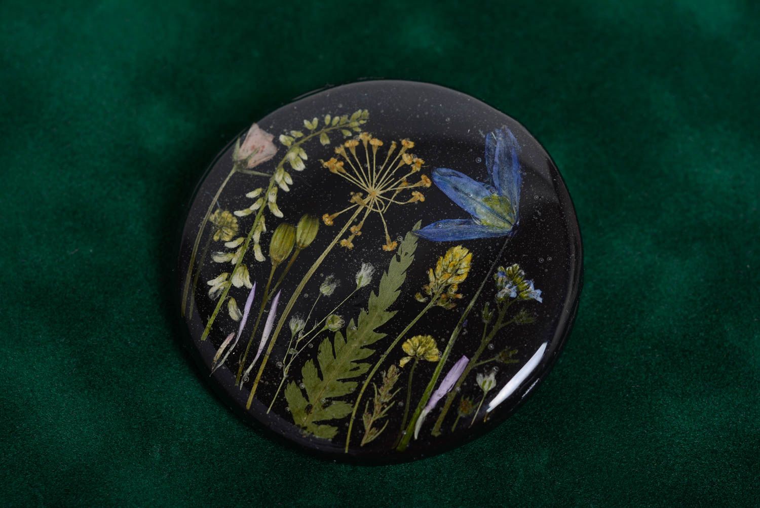 Broche artesanal grande original adornado con flores en resina epoxi  foto 3