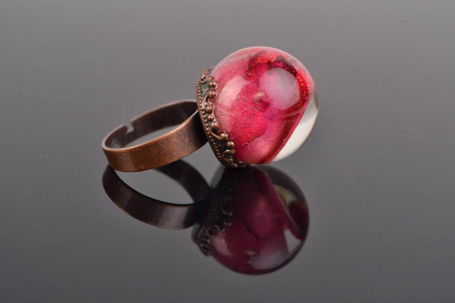Handmade ring with fuchsia rose in the shape of sphere coated with epoxy photo 3