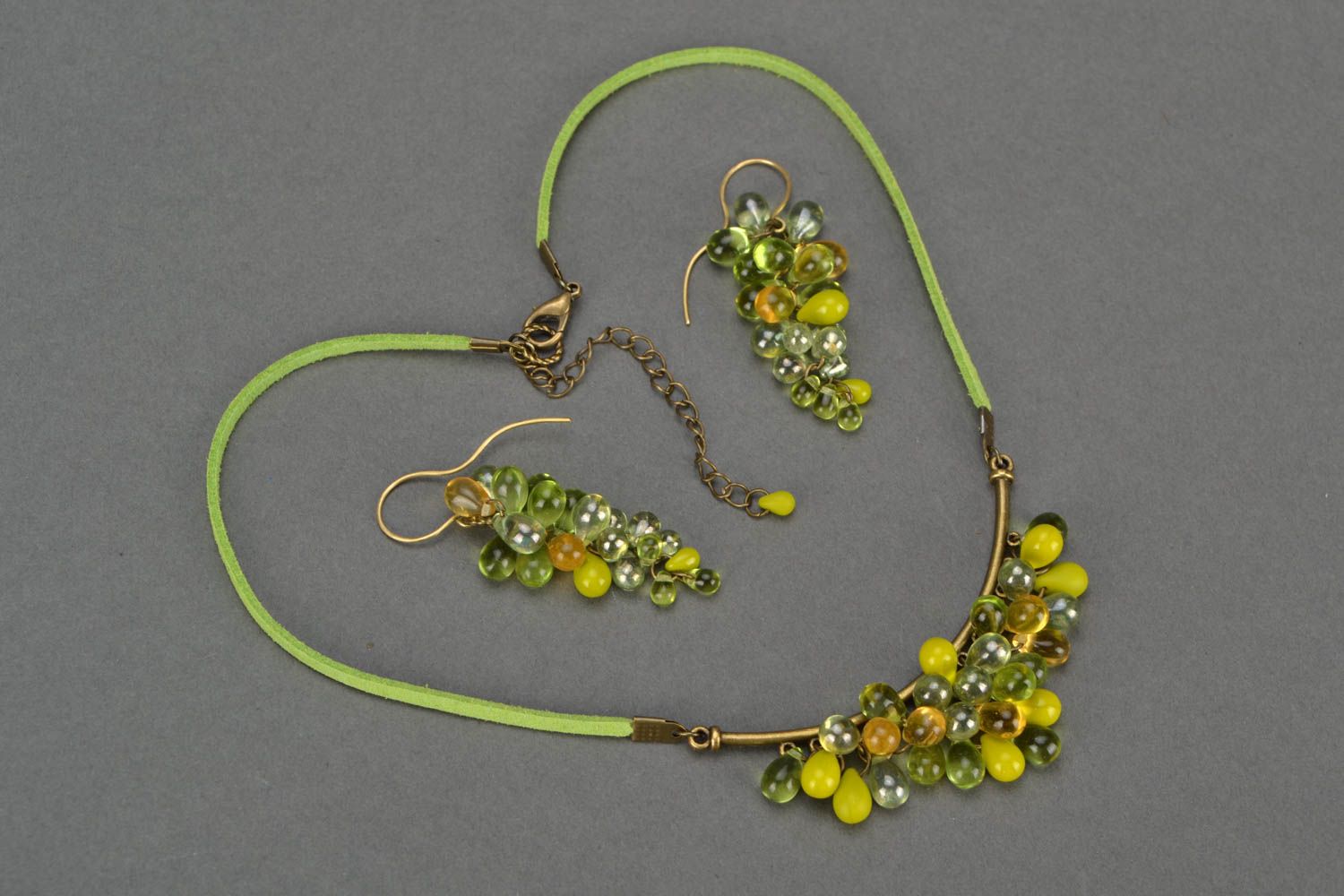 Parure bijoux collier boucles d'oreilles perles de verre faits main Grappe verte photo 2