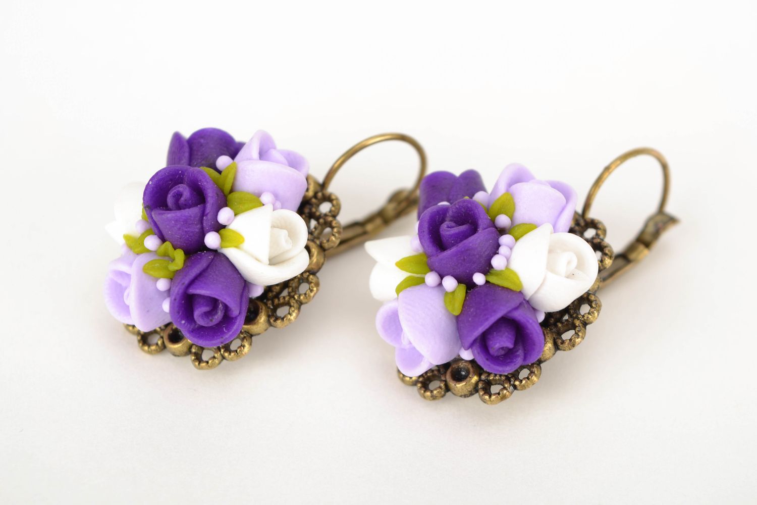 Boucles d'oreilles en pâte polymère Roses violettes faites main originales photo 3
