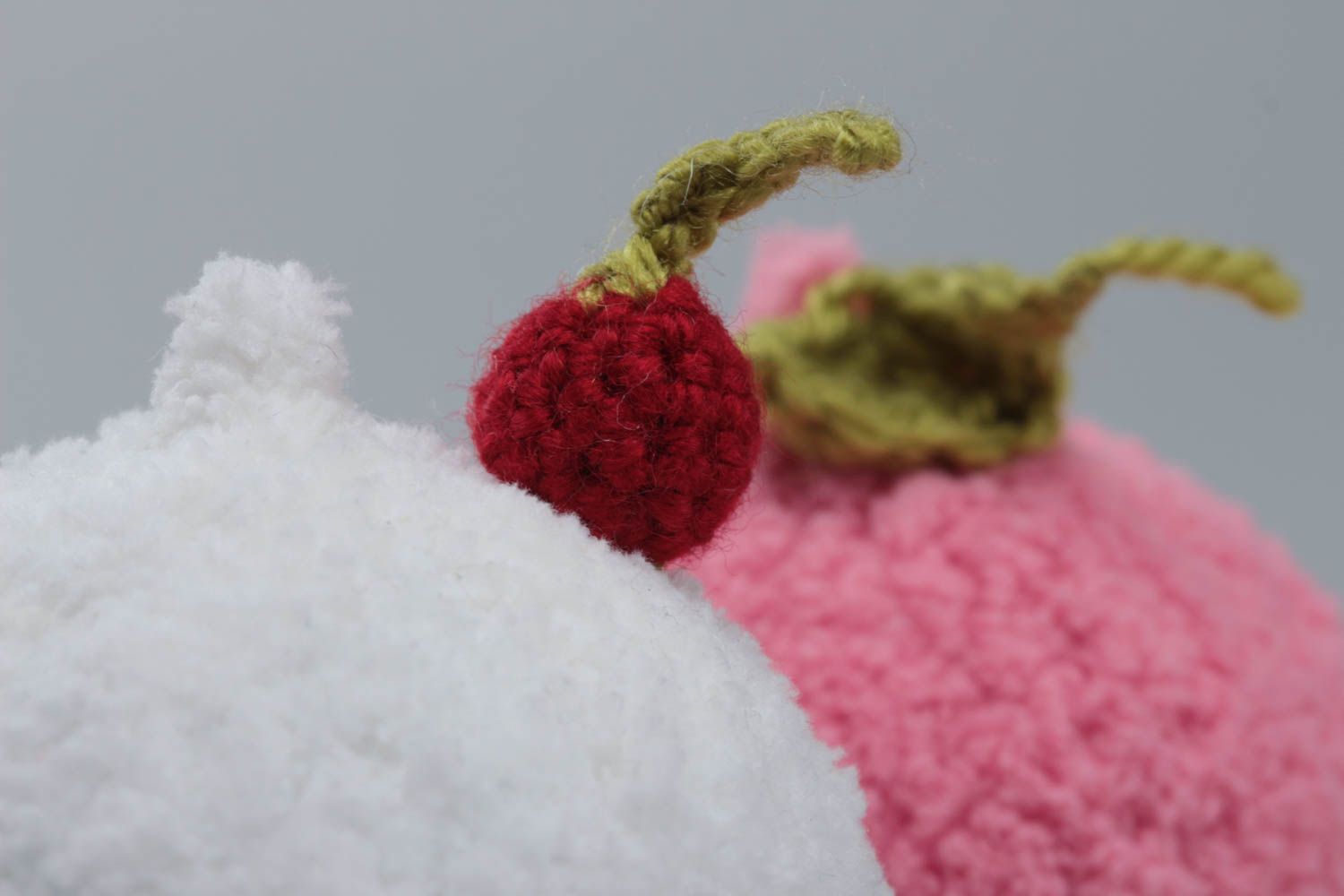 Petits jouets mou tricotés originaux gâteaux blanc et rose faits main 2 pièces photo 4