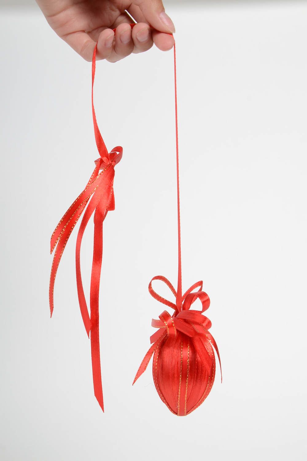 Décoration à suspendre fait main Oeuf décoratif rouge en rubans Cadeau original photo 5