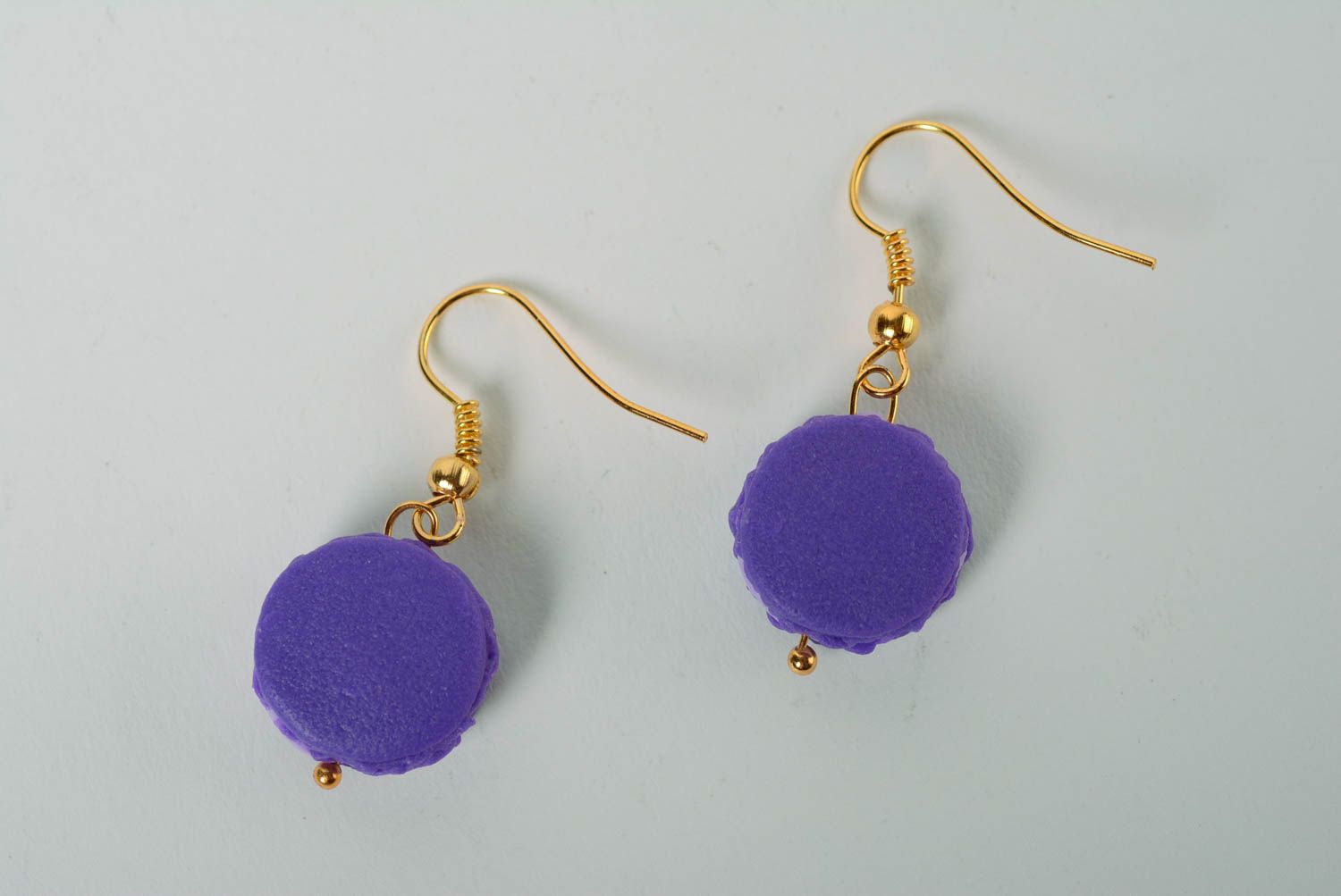 Boucles d'oreilles en pâte polymère faites main violettes macarons bijoux photo 1