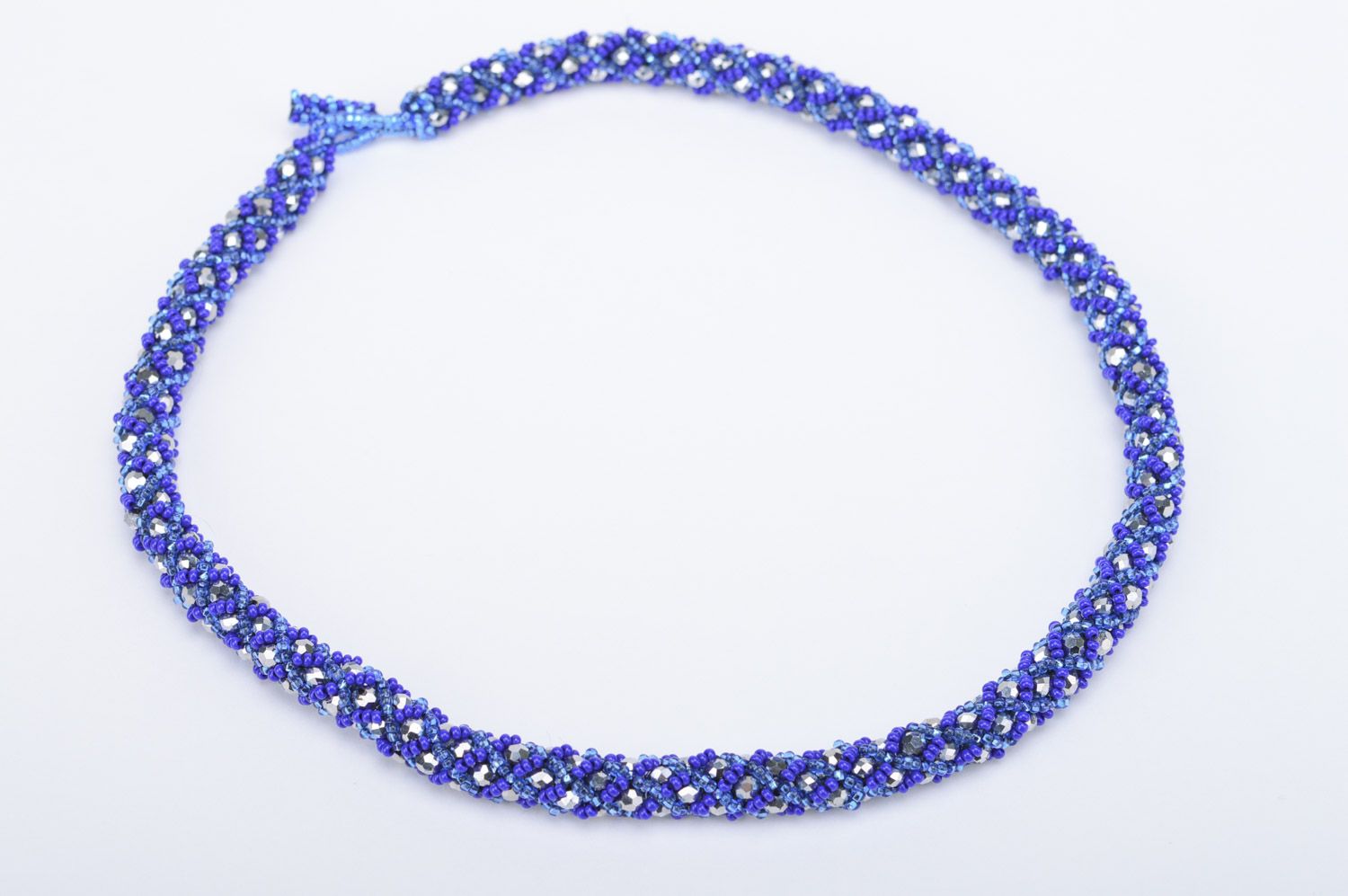 Effektvolle lange schöne handgemachte Litze aus Glasperlen und Perlen in Blau foto 2