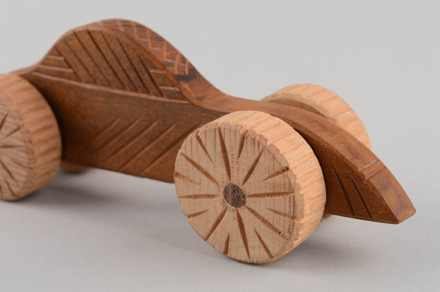 Petit jouet voiture écologique en bois naturel à roulettes fait main décoration photo 5