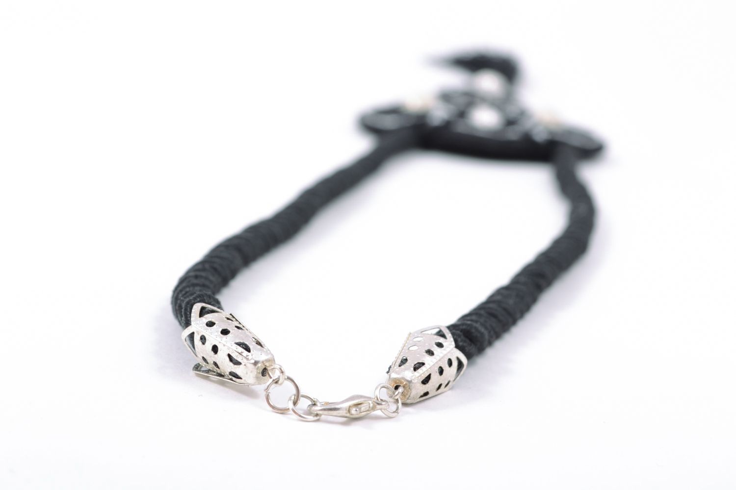 Pendentif soutache noir en fils spéciaux fait main avec perles fantaisie photo 6