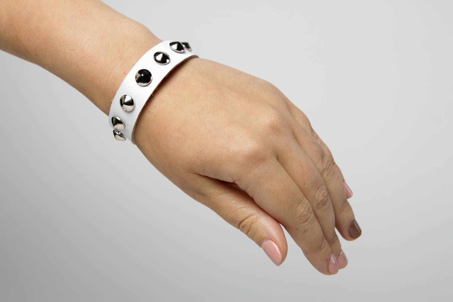 Bracelet cuir Bijou fait main blanc Accessoires design avec rivets métalliques photo 2