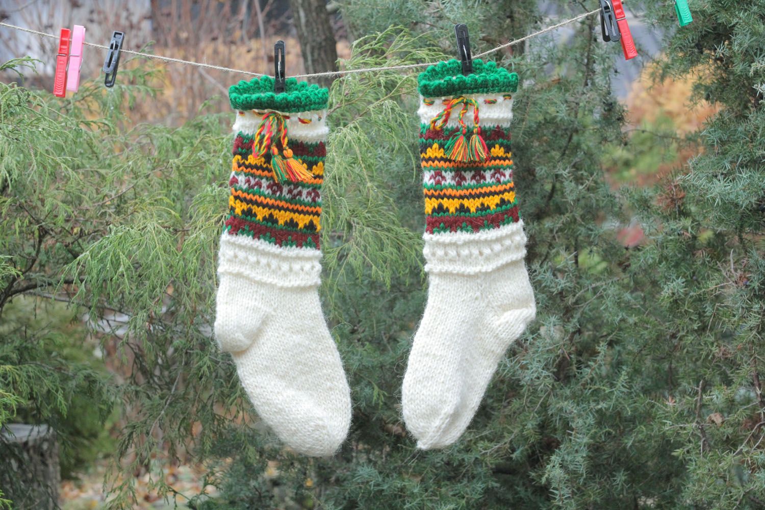 Calcetines de lana tejidos a mano con ornamento blanco verdes	 foto 1