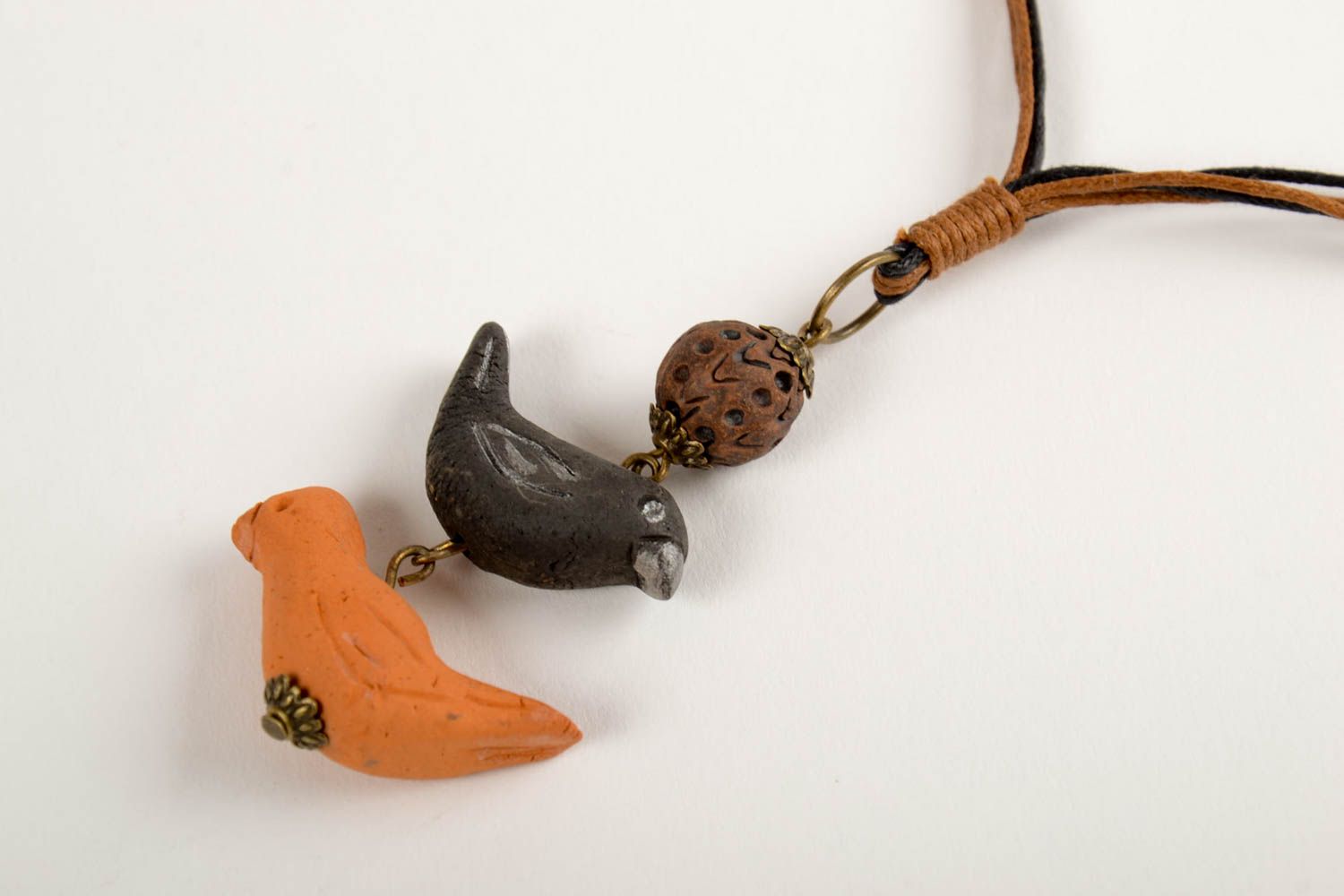 Handmade Schmuck Anhänger aus Ton Frauen Accessoire Schmuck aus Keramik Vögel foto 4