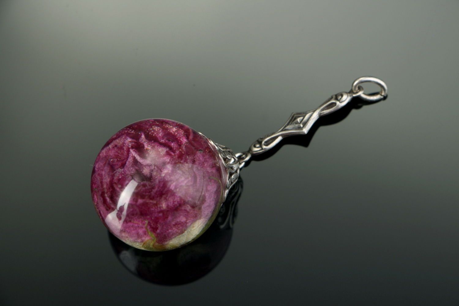 Pendant made of rose embedded in epoxy photo 1