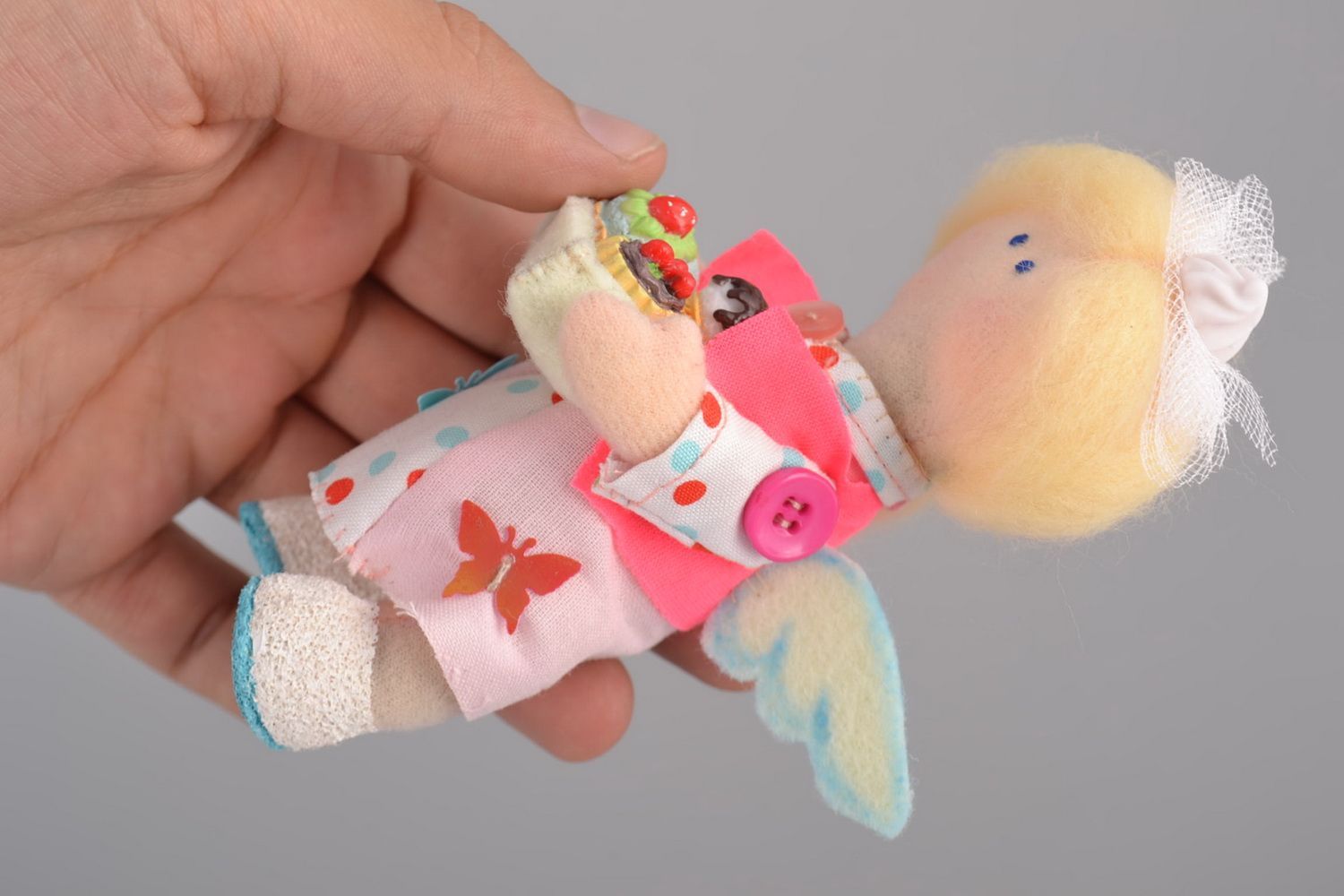 Künstlerische Puppe aus Filz Mädchen mit Süßigkeiten für Dekor handgeschaffen foto 5