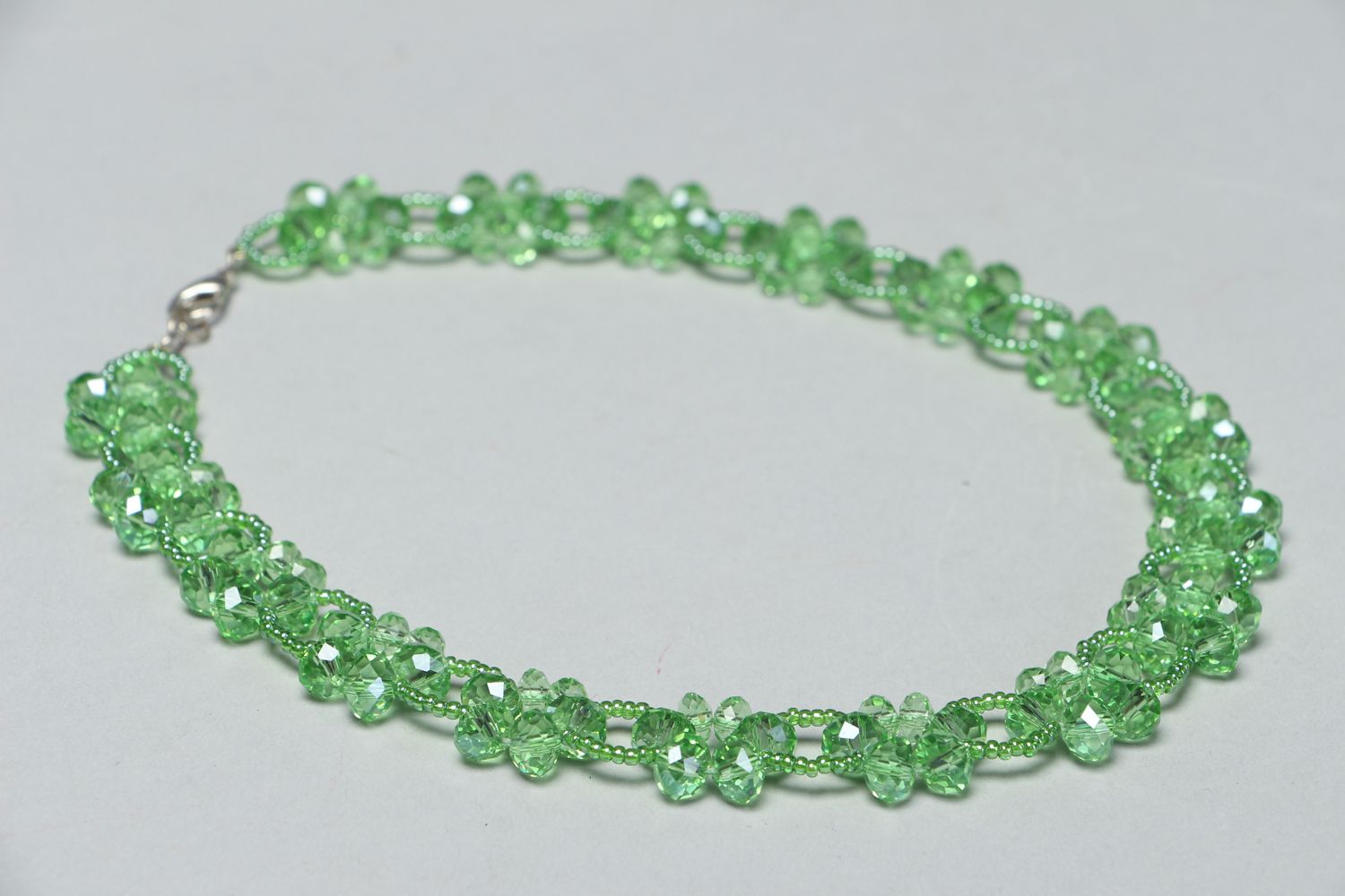 Ожерелье из бисера и хрусталя зеленое красивое фото 2