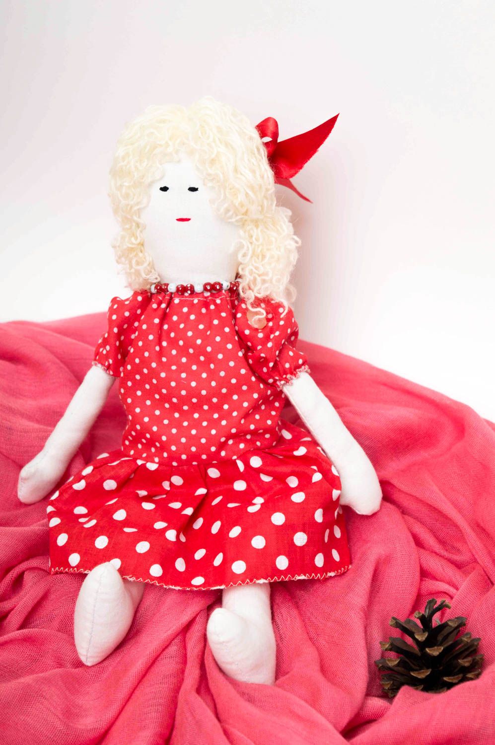 Кукла ручной работы кукла из ткани дизайнерская мягкая кукла в красном платье фото 1
