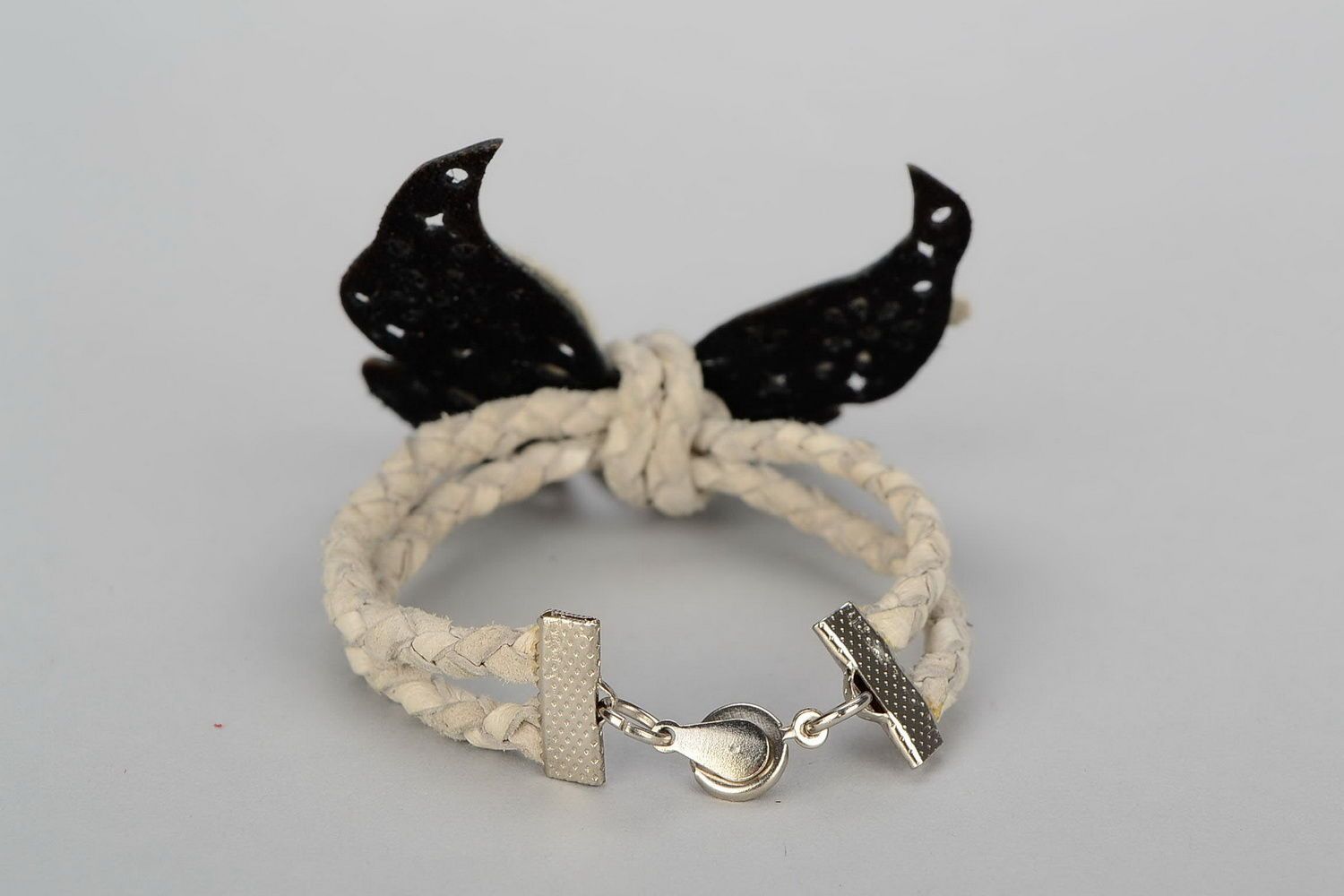 Bracelet papillon en cuir blanc et noir photo 2